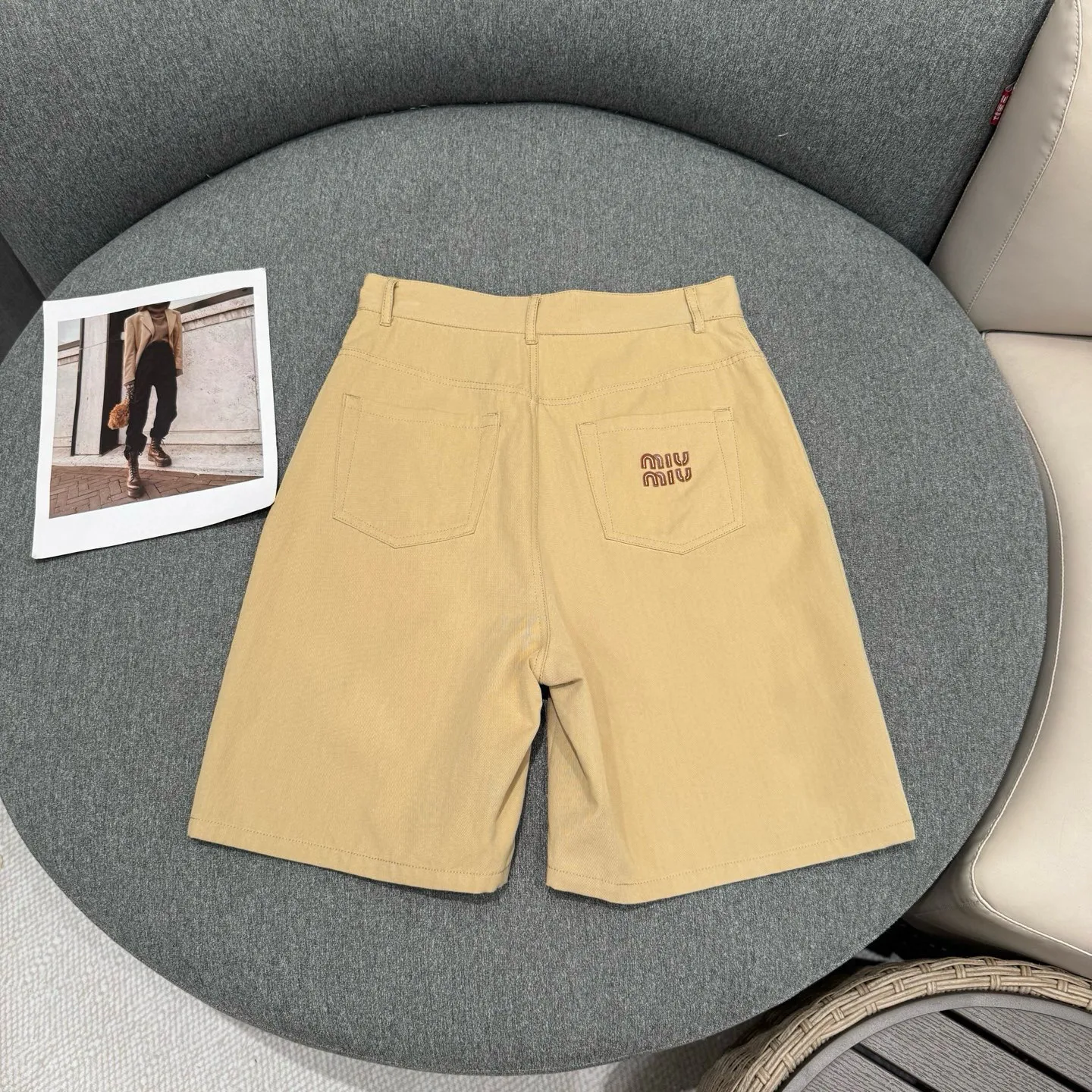 miumiu カーキ色バミューダ中 pants 2023秋新作 - 画像 (3)