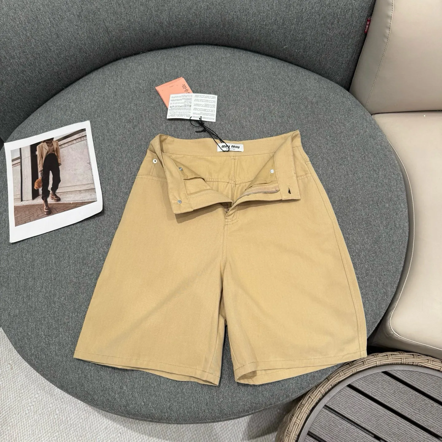 miumiu カーキ色バミューダ中 pants 2023秋新作 - 画像 (4)