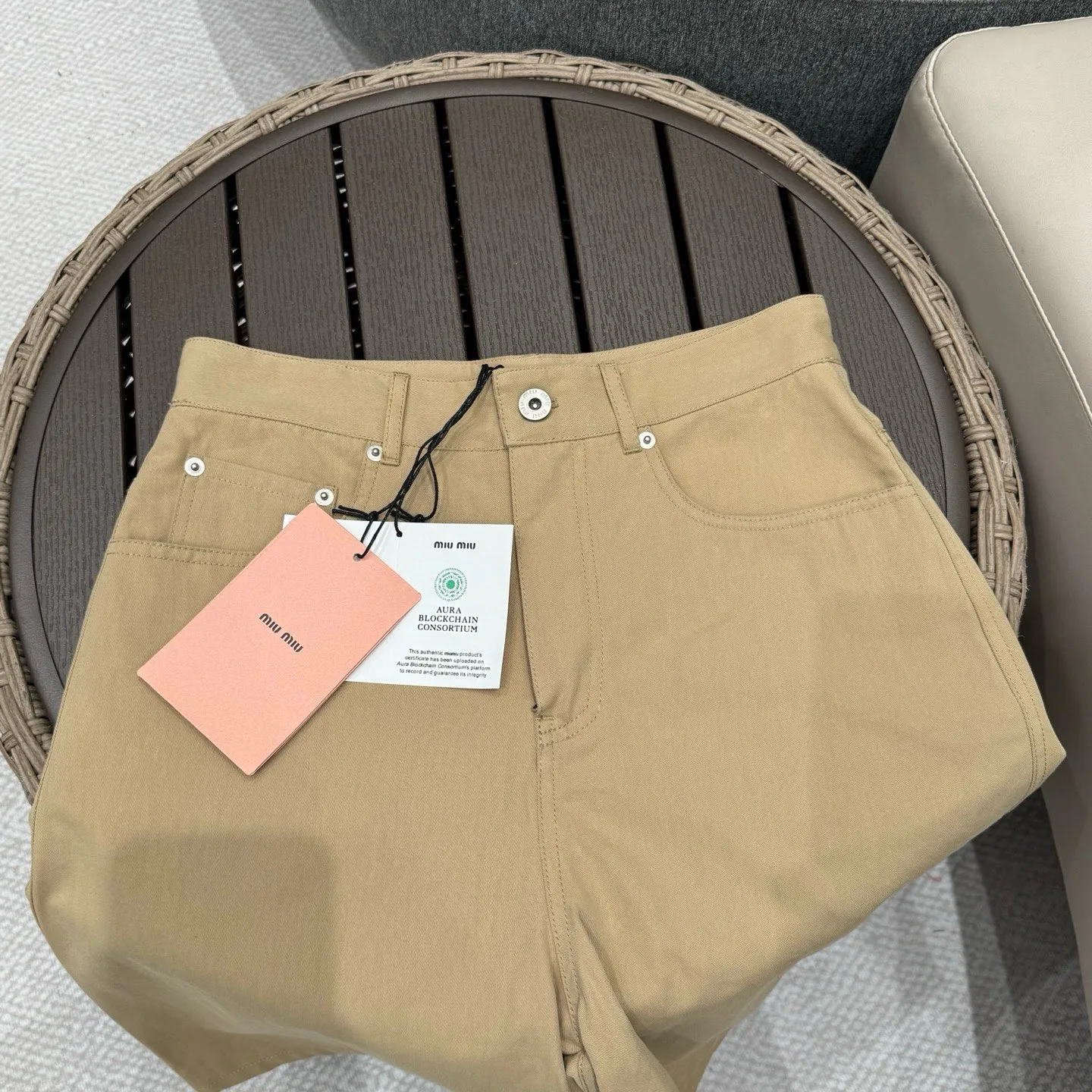 miumiu カーキ色バミューダ中 pants 2023秋新作 - 画像 (5)