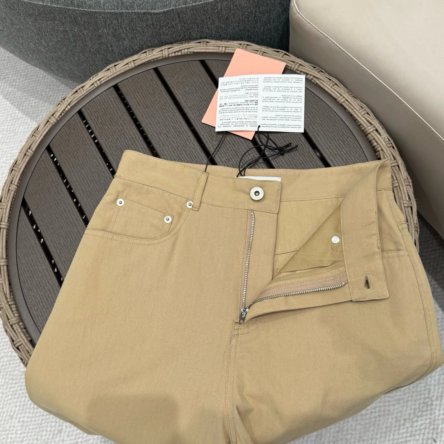 miumiu カーキ色バミューダ中 pants 2023秋新作 - 画像 (7)