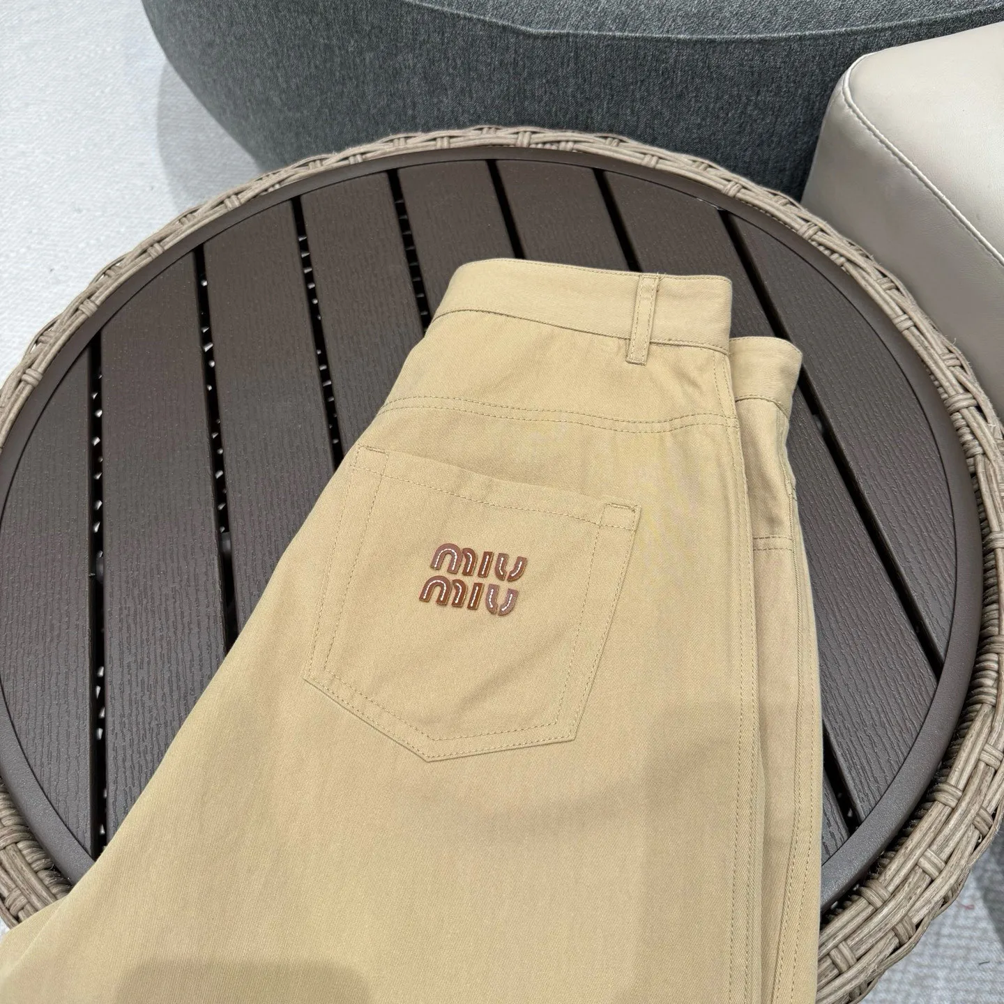 miumiu カーキ色バミューダ中 pants 2023秋新作 - 画像 (9)