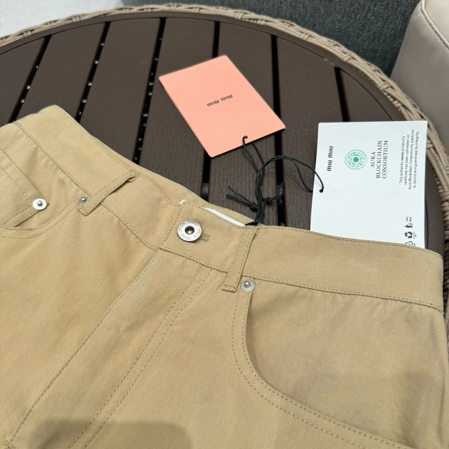 miumiu カーキ色バミューダ中 pants 2023秋新作 - 画像 (10)