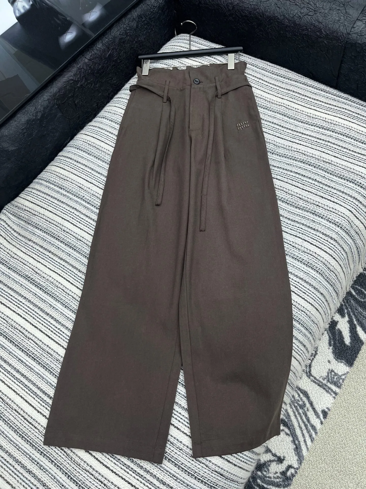 Miu Miu花のつぼみをつけて腰を休めるワイド脚 ズボン