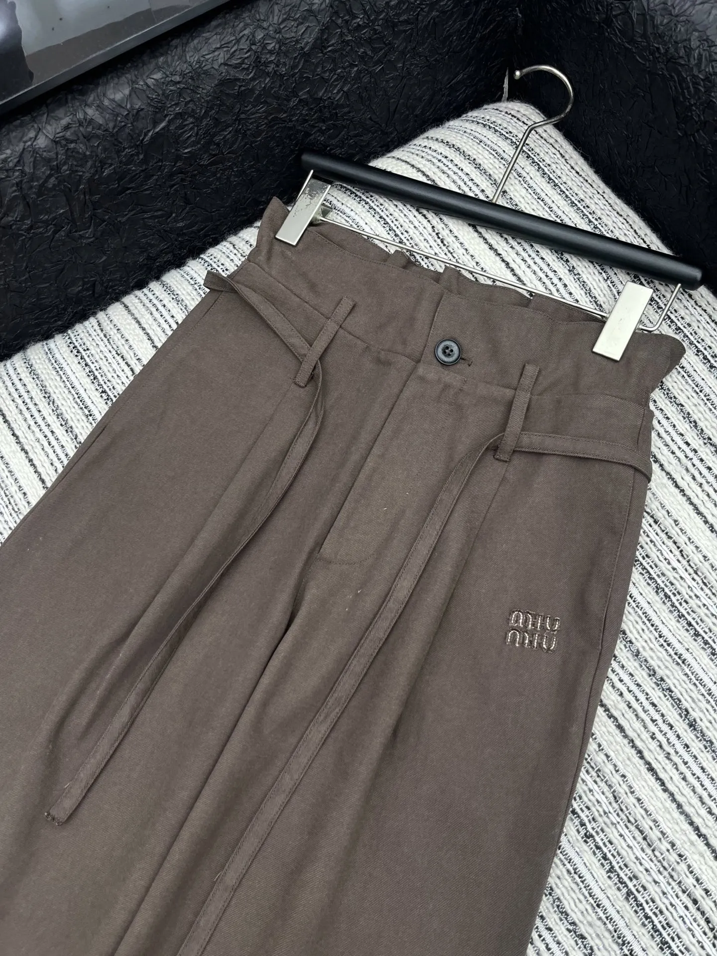 Miu Miu花のつぼみをつけて腰を休めるワイド脚 ズボン - 画像 (3)