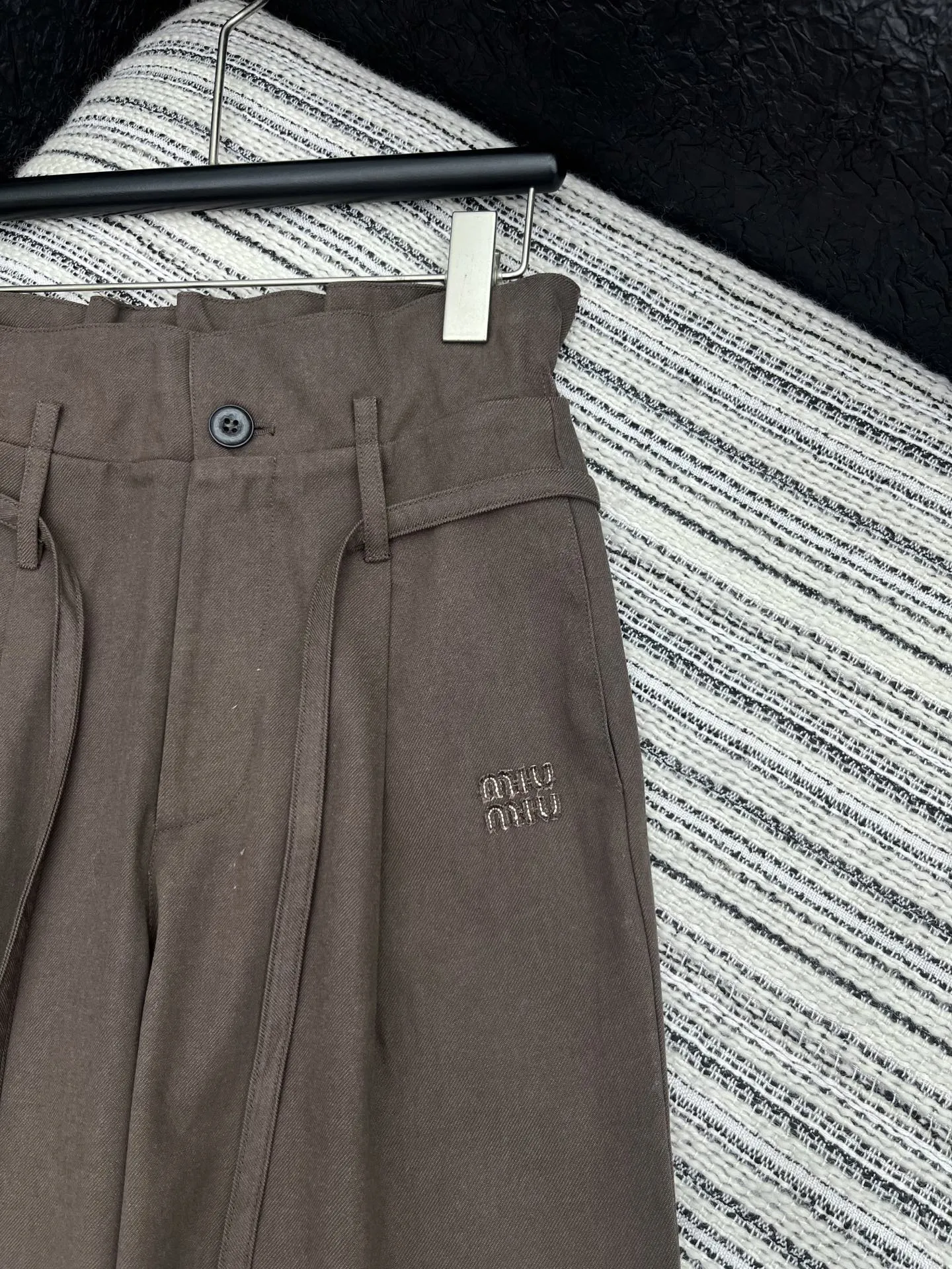 Miu Miu花のつぼみをつけて腰を休めるワイド脚 ズボン - 画像 (4)