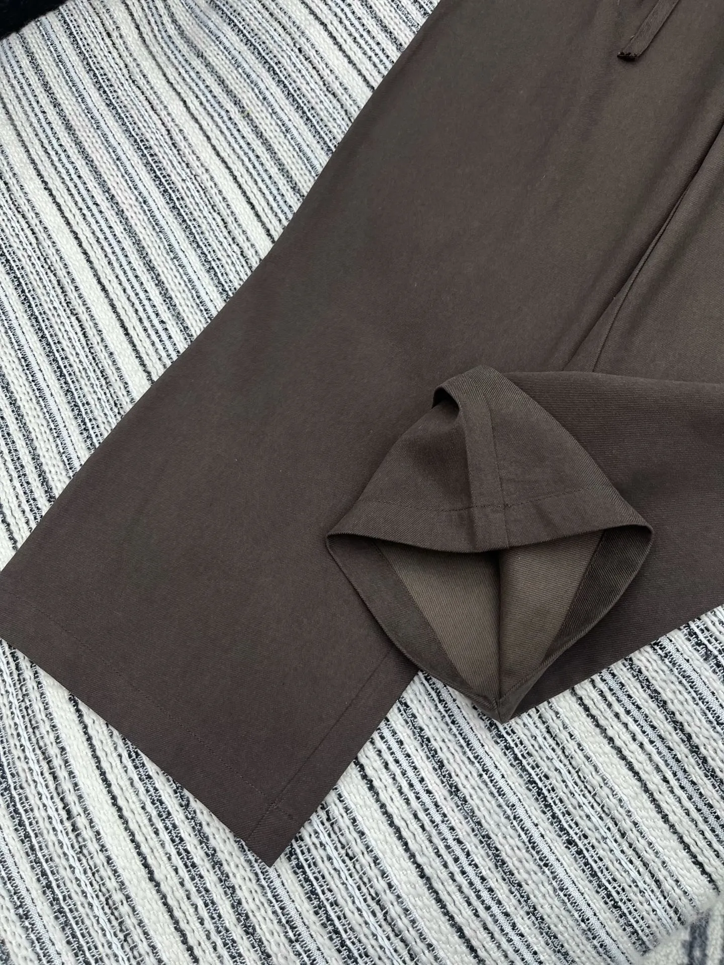 Miu Miu花のつぼみをつけて腰を休めるワイド脚 ズボン - 画像 (5)