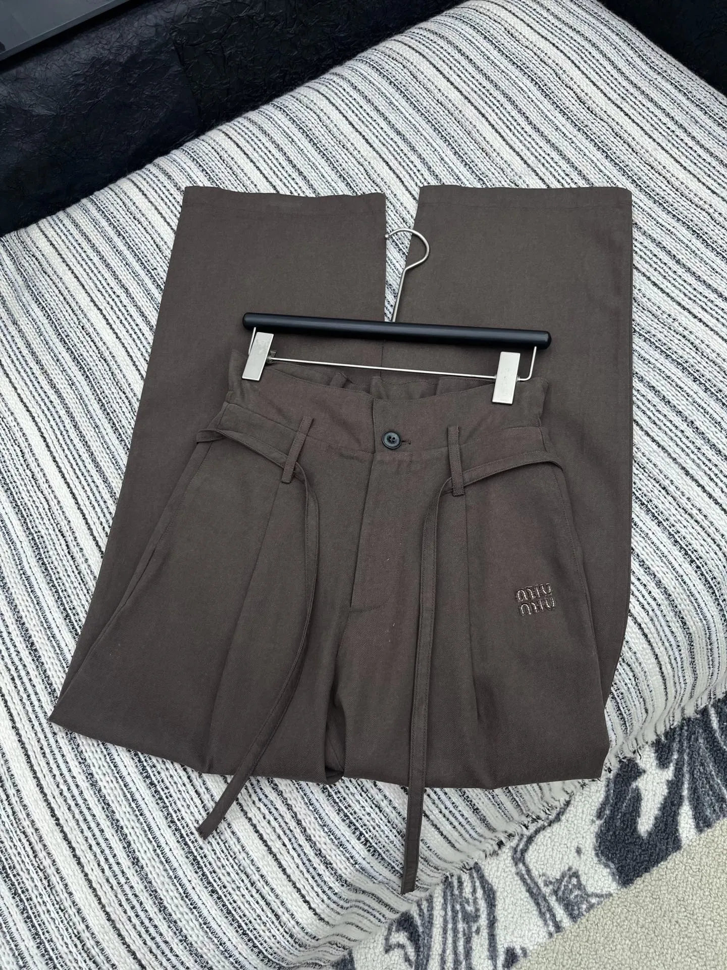 Miu Miu花のつぼみをつけて腰を休めるワイド脚 ズボン - 画像 (6)