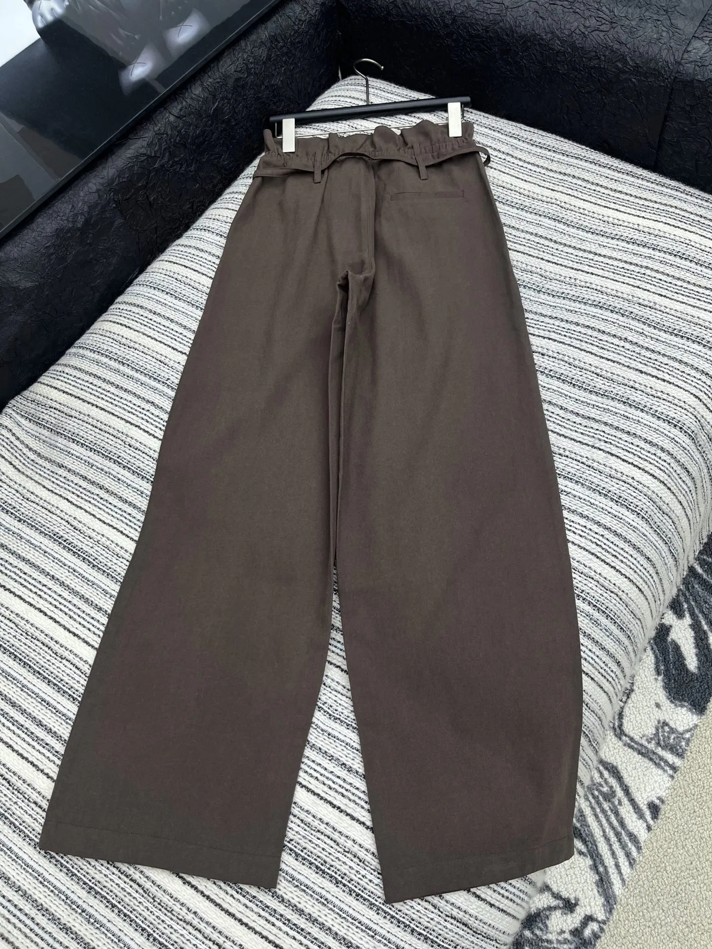 Miu Miu花のつぼみをつけて腰を休めるワイド脚 ズボン - 画像 (7)