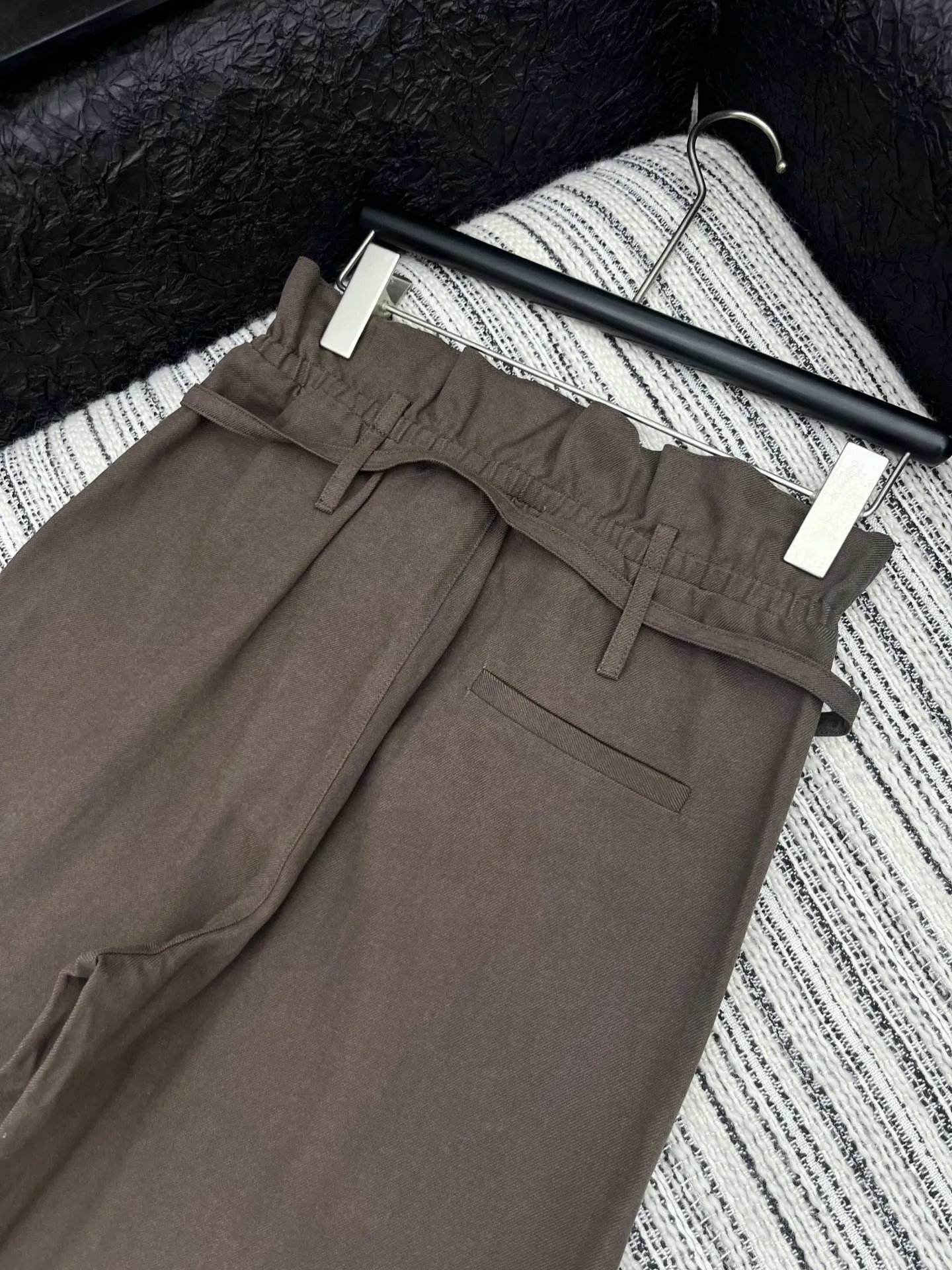 Miu Miu花のつぼみをつけて腰を休めるワイド脚 ズボン - 画像 (8)