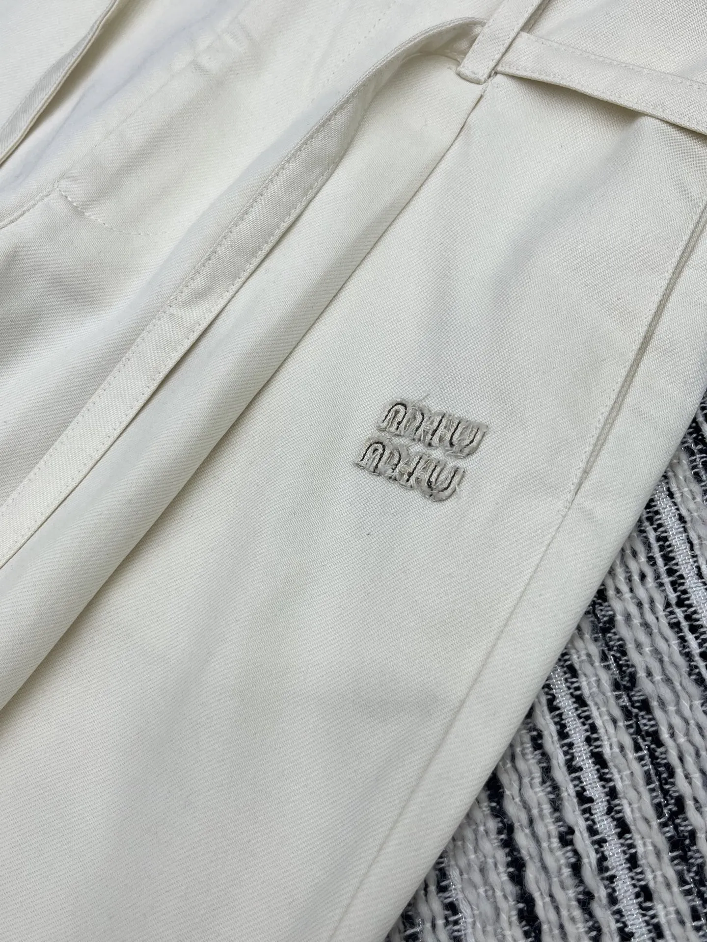 Miu Miu杏色花のつぼみをつけて腰を休めるワイド脚 ズボン - 画像 (6)