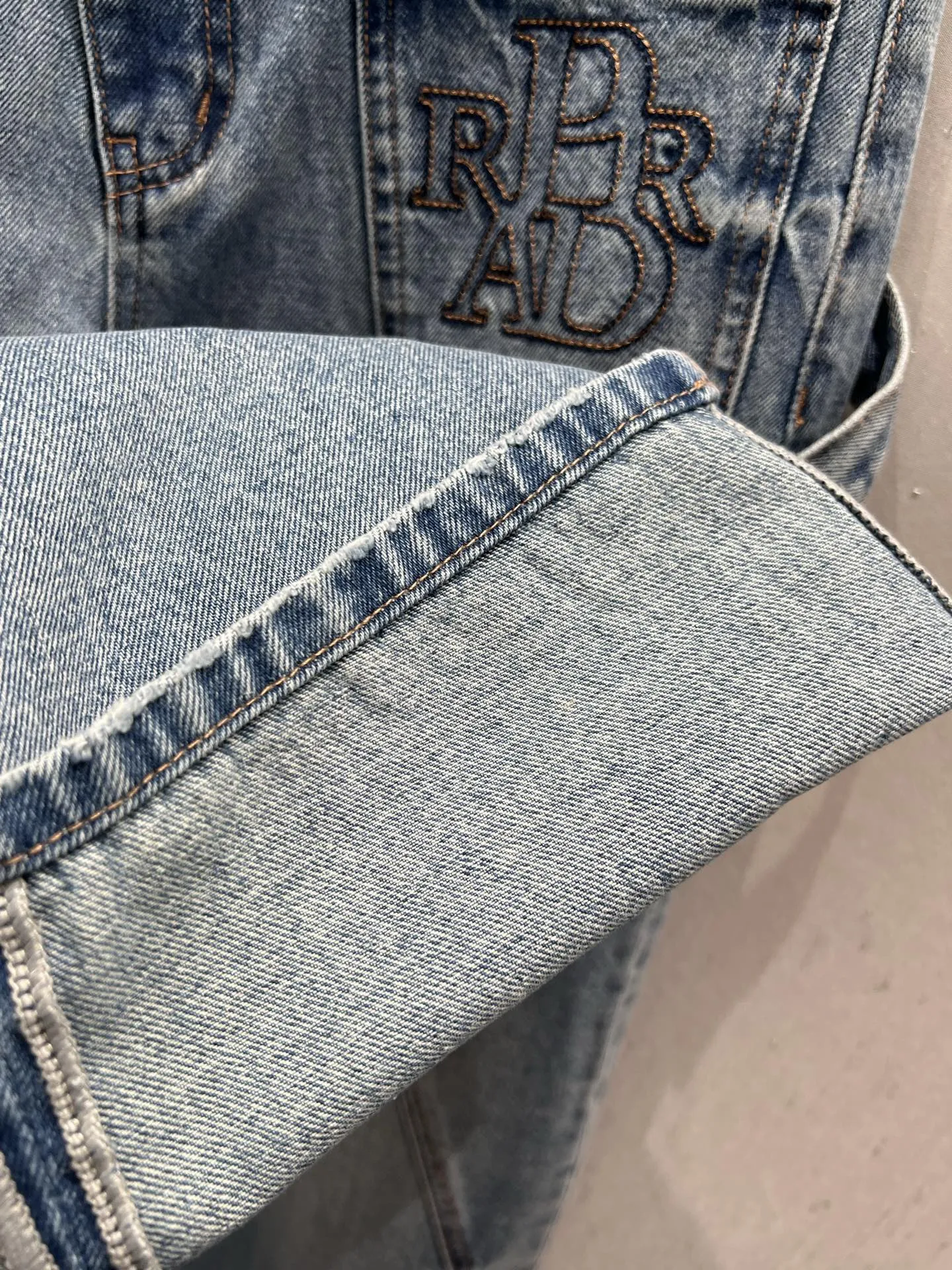 プラダ25Ssブルーグラデーション刺繍デニムパンツ - 画像 (9)