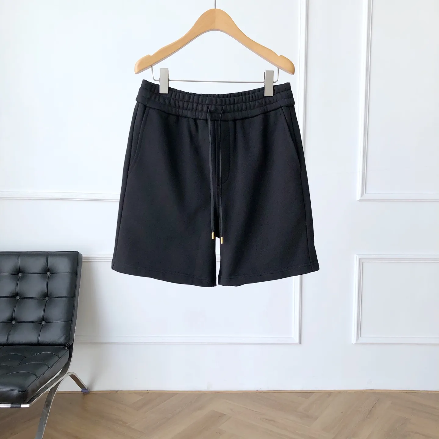 プラダゴールドラベル黒色厚手ショートパンツ