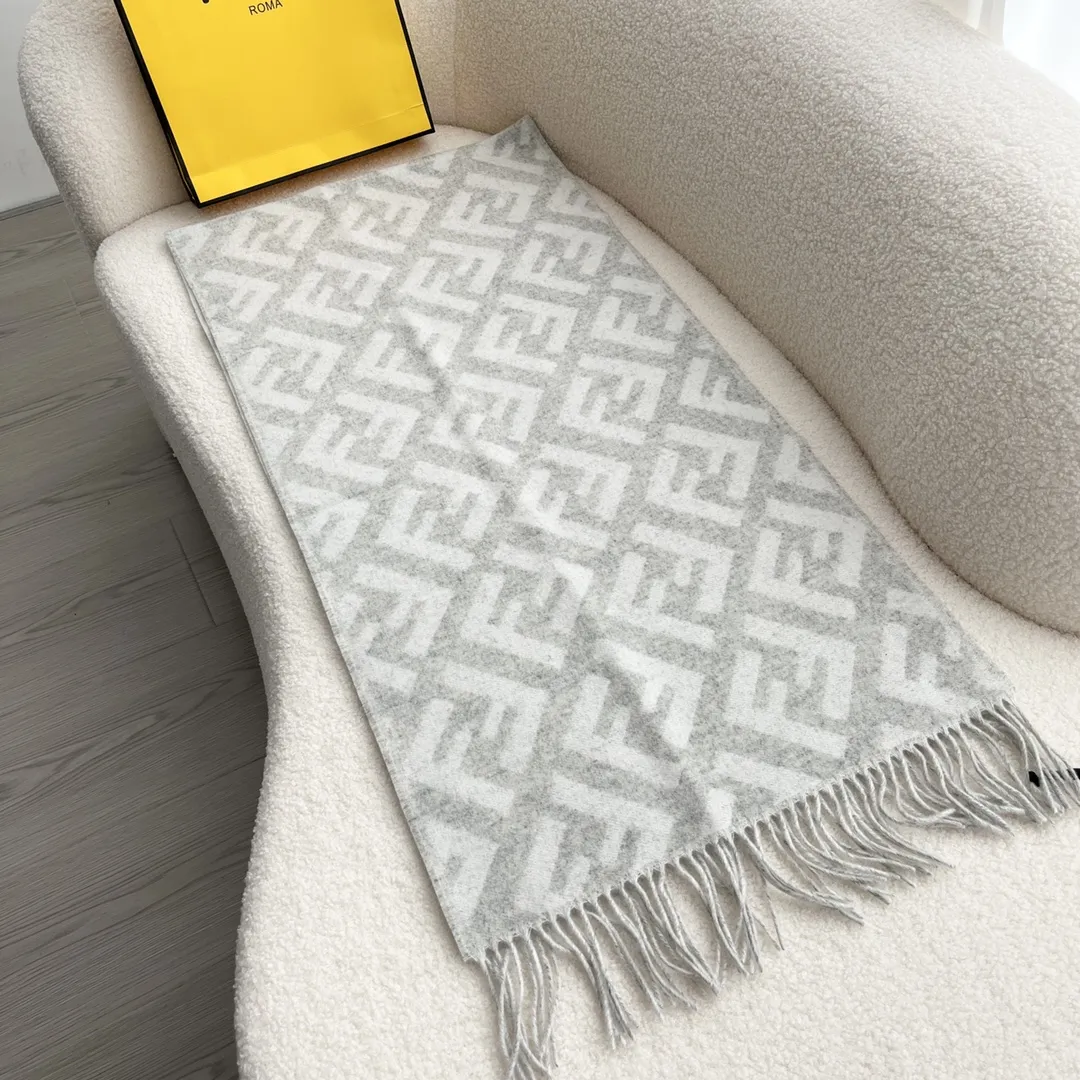 Fendi グレー ホワイト FFロゴ 羊毛スカーフ - 画像 (3)