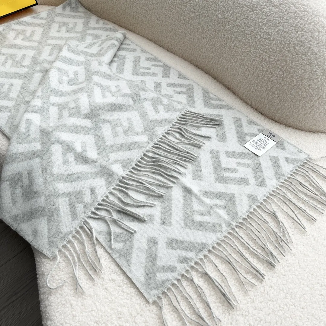 Fendi グレー ホワイト FFロゴ 羊毛スカーフ - 画像 (4)