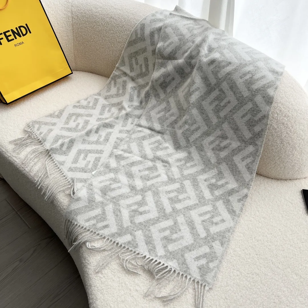Fendi グレー ホワイト FFロゴ 羊毛スカーフ - 画像 (5)