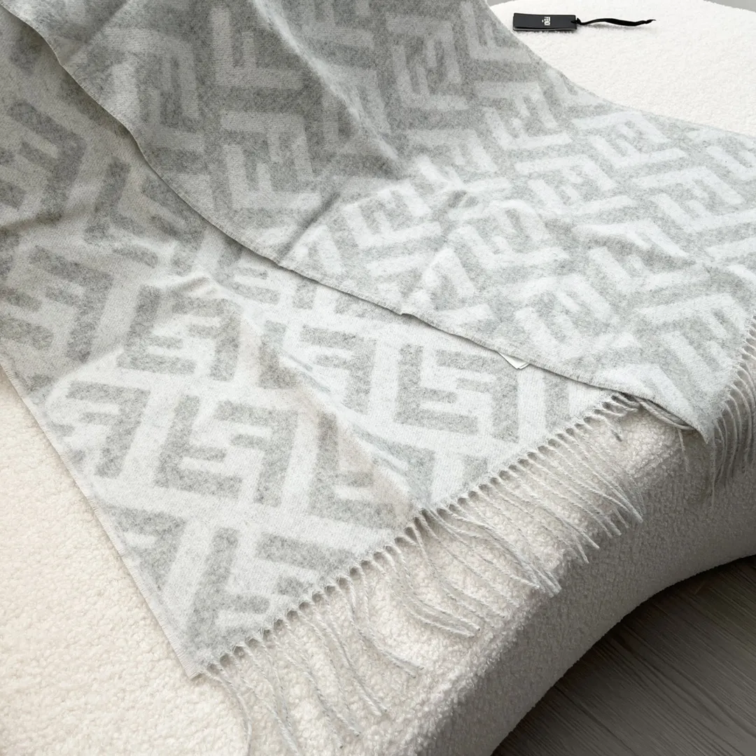 Fendi グレー ホワイト FFロゴ 羊毛スカーフ - 画像 (7)