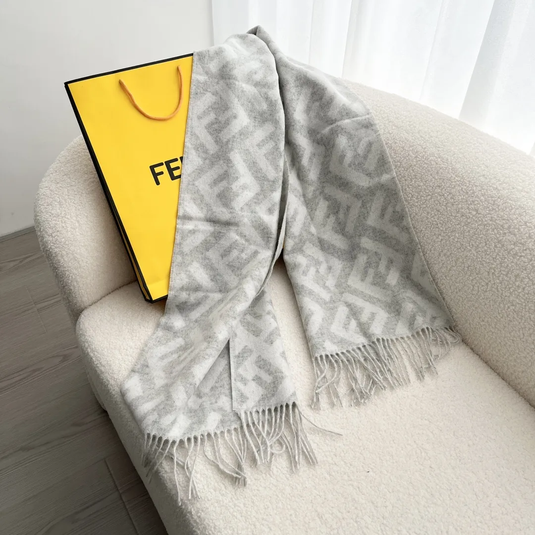Fendi グレー ホワイト FFロゴ 羊毛スカーフ - 画像 (8)