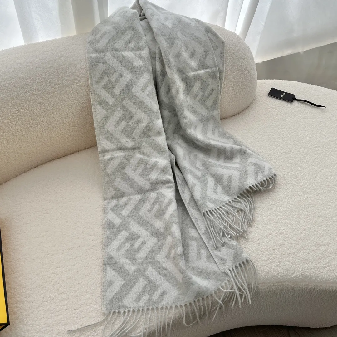 Fendi グレー ホワイト FFロゴ 羊毛スカーフ - 画像 (9)