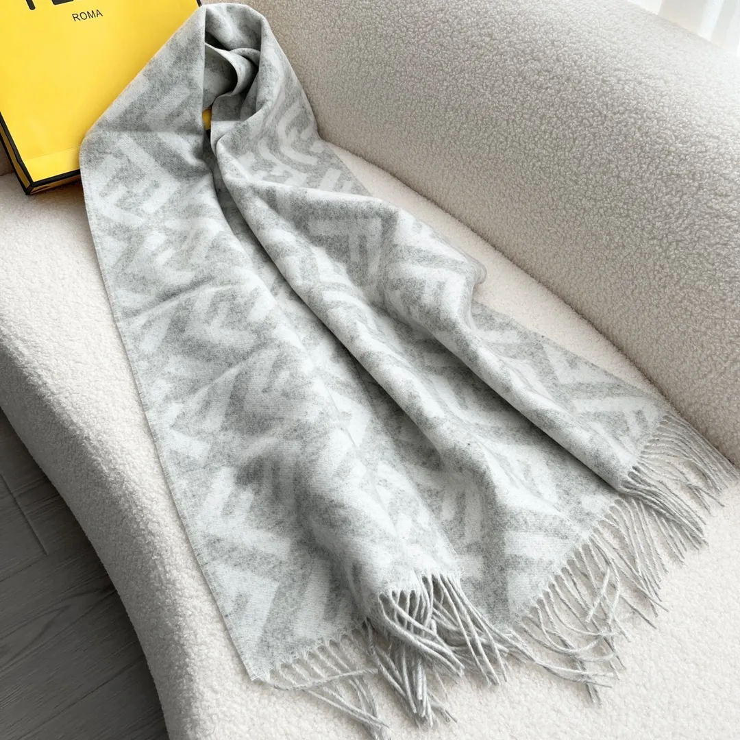 Fendi グレー ホワイト FFロゴ 羊毛スカーフ - 画像 (10)