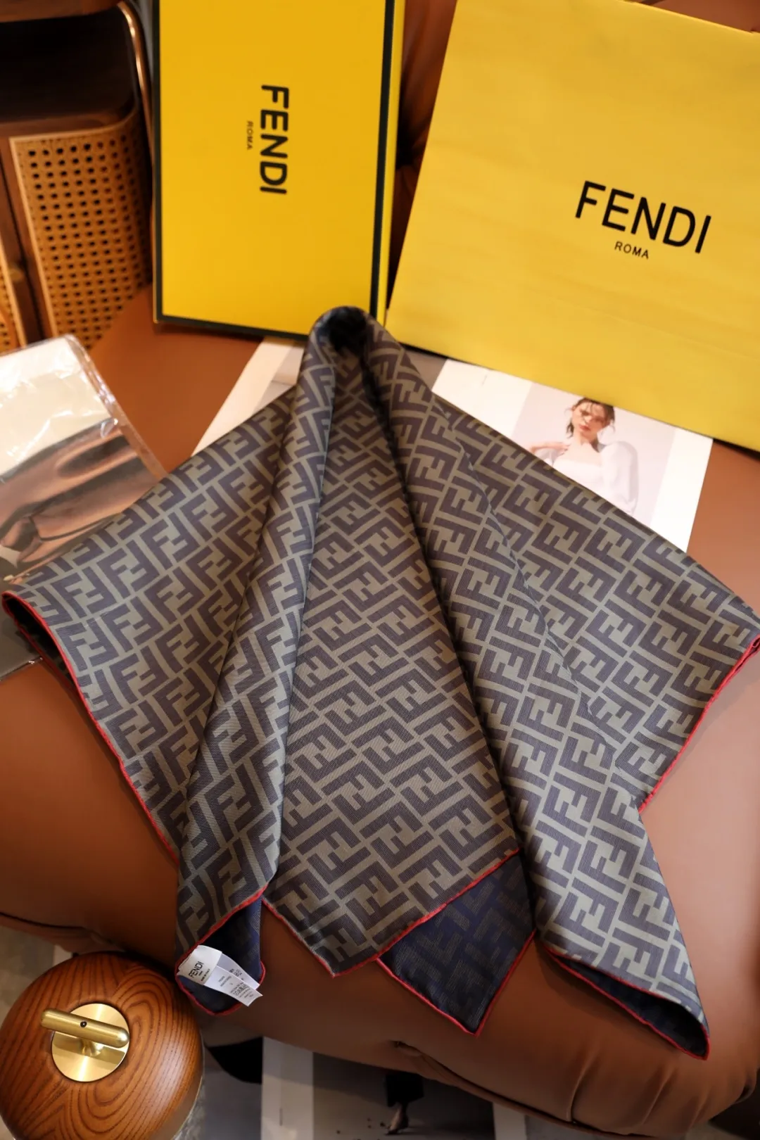 Fendi 新作レトロチェック柄両面シルクスカーフ グレー 90x90cm - 画像 (3)