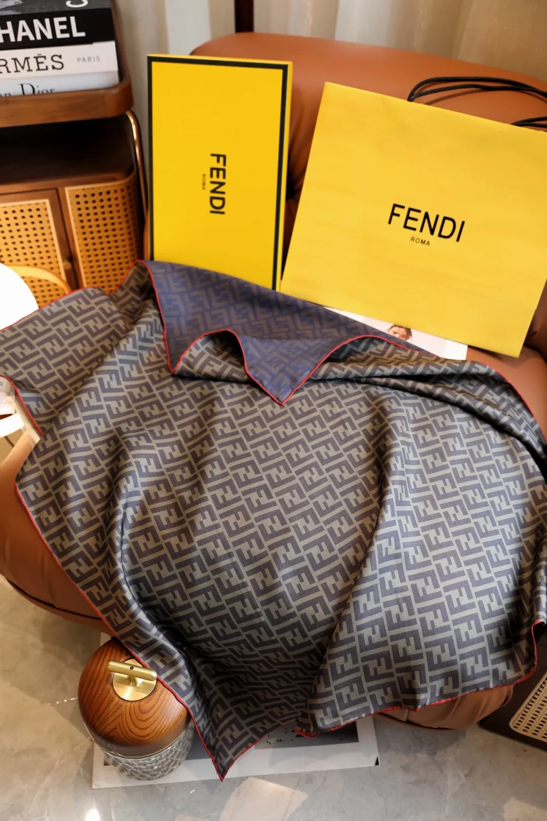 Fendi 新作レトロチェック柄両面シルクスカーフ グレー 90x90cm - 画像 (4)
