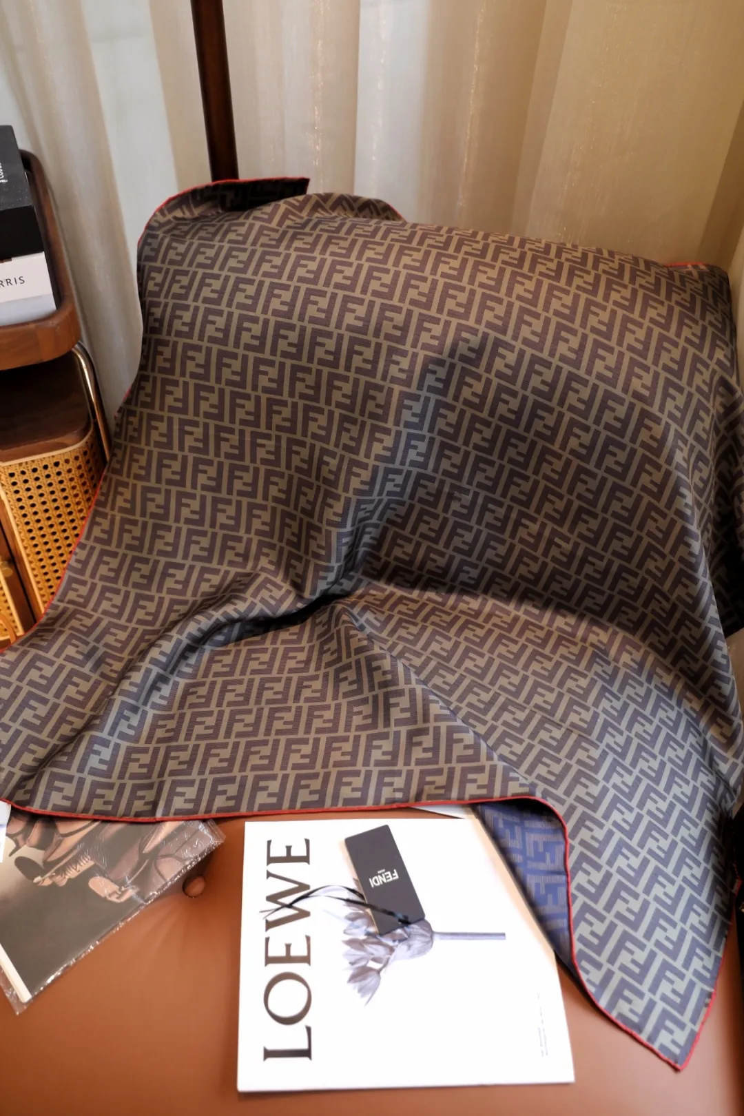 Fendi 新作レトロチェック柄両面シルクスカーフ グレー 90x90cm - 画像 (5)