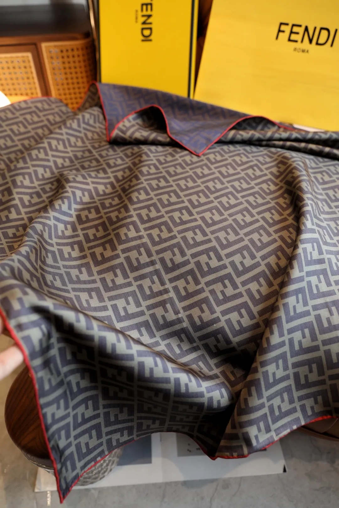 Fendi 新作レトロチェック柄両面シルクスカーフ グレー 90x90cm - 画像 (6)