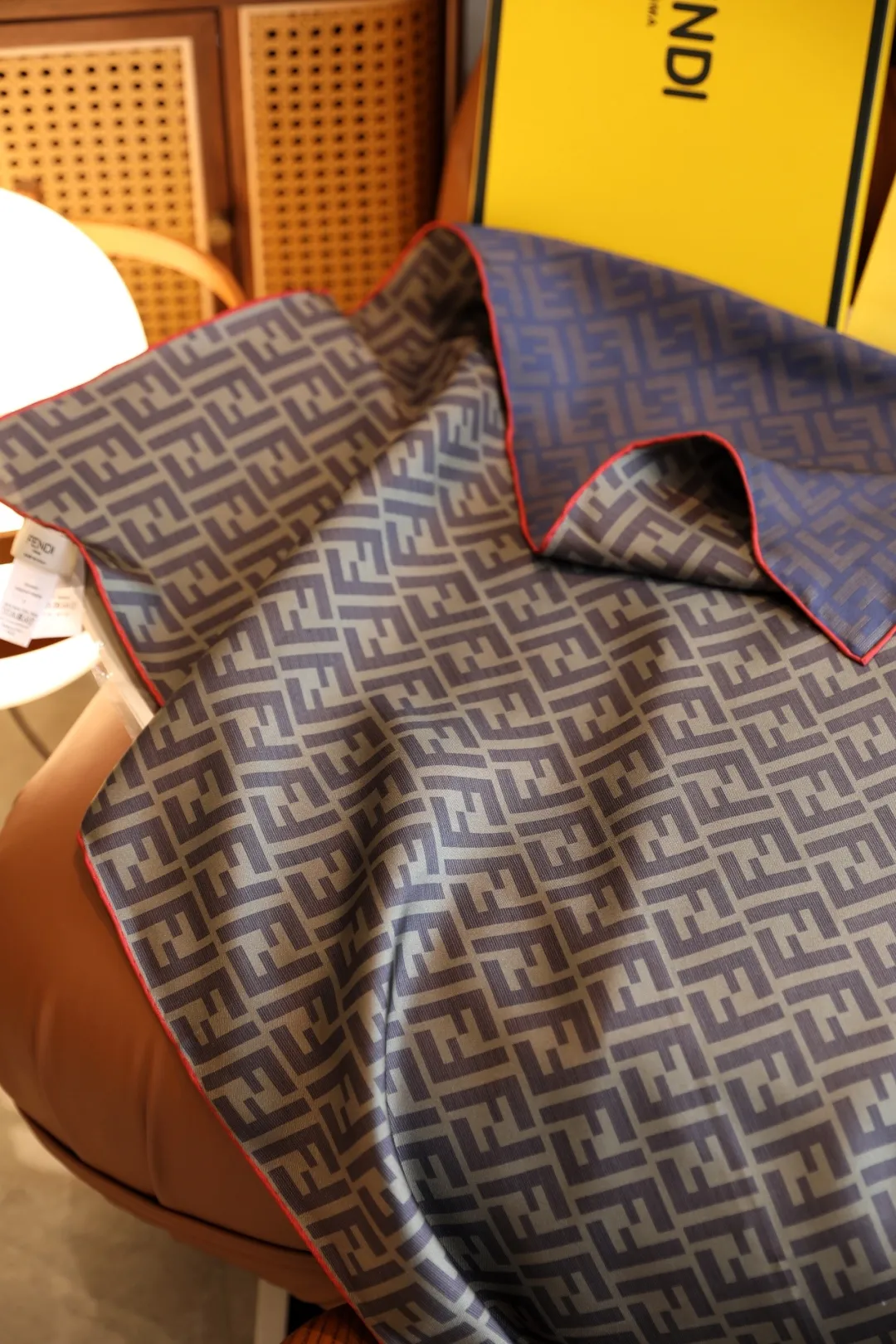 Fendi 新作レトロチェック柄両面シルクスカーフ グレー 90x90cm - 画像 (7)