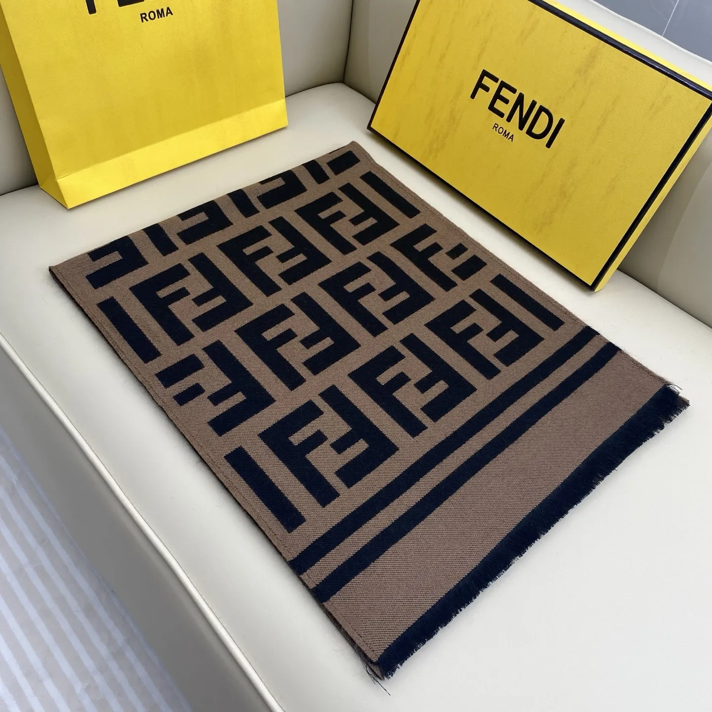 FENDI クラシックFFスカーフ カフェ色 ロゴ柄 - 画像 (3)
