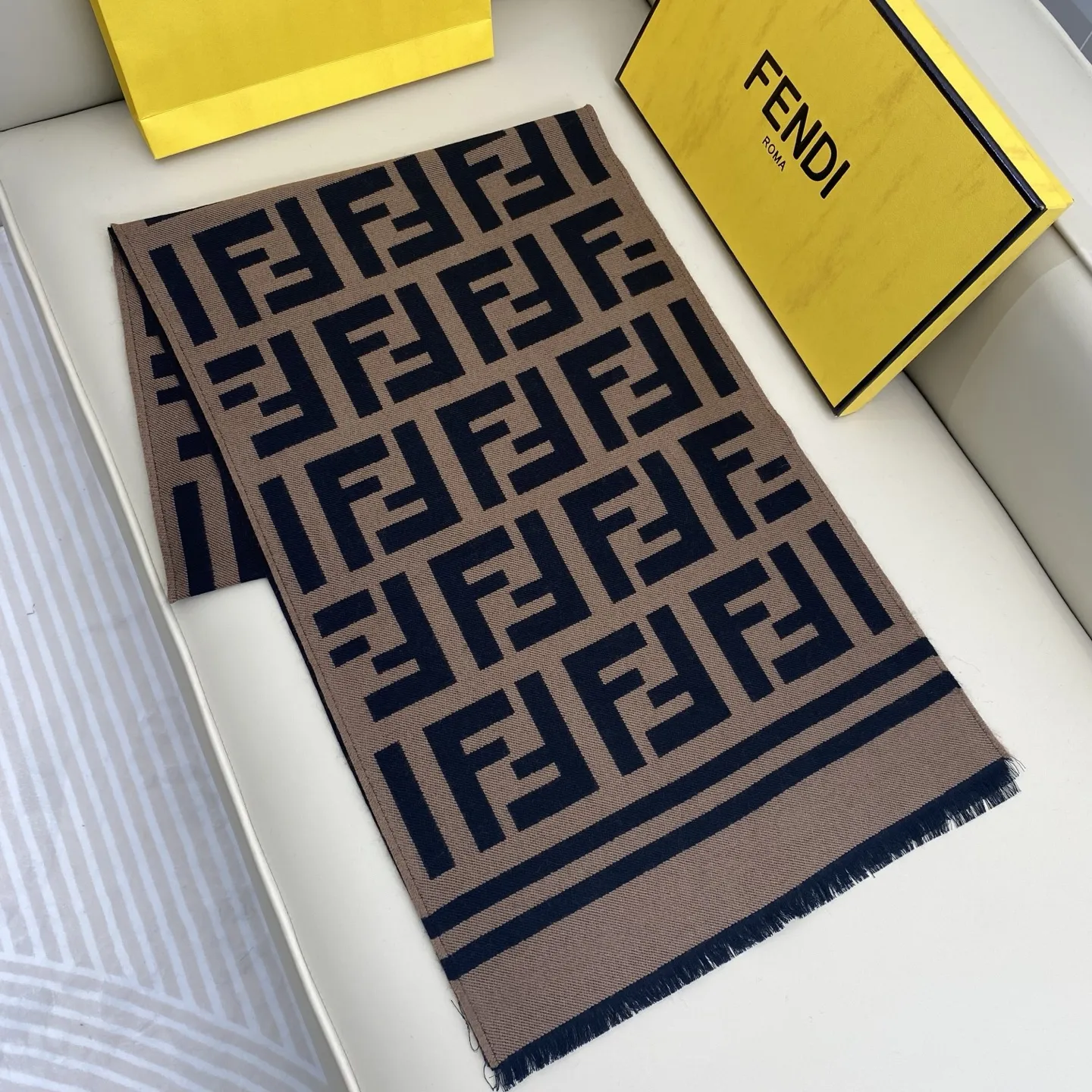 FENDI クラシックFFスカーフ カフェ色 ロゴ柄 - 画像 (5)