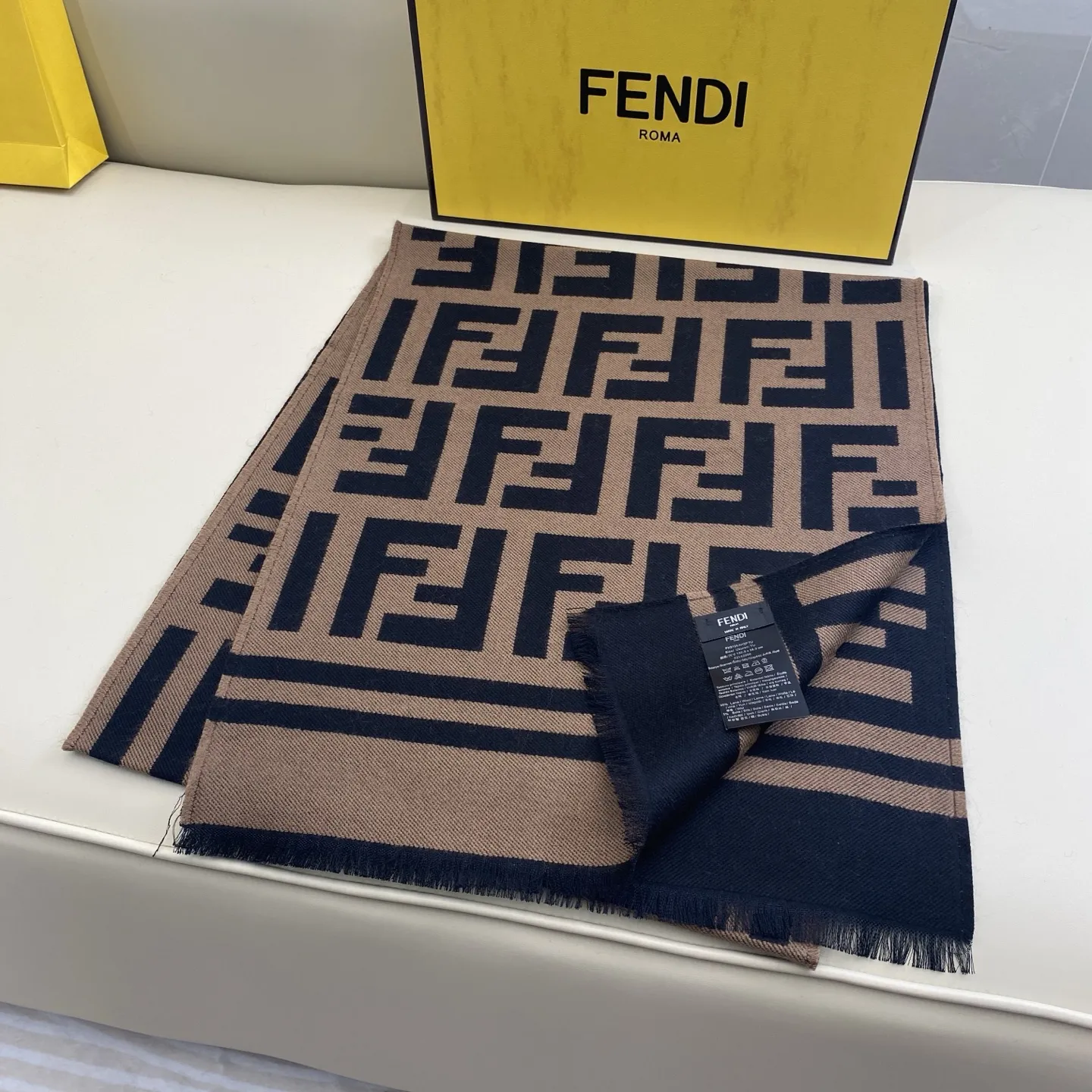 FENDI クラシックFFスカーフ カフェ色 ロゴ柄 - 画像 (6)