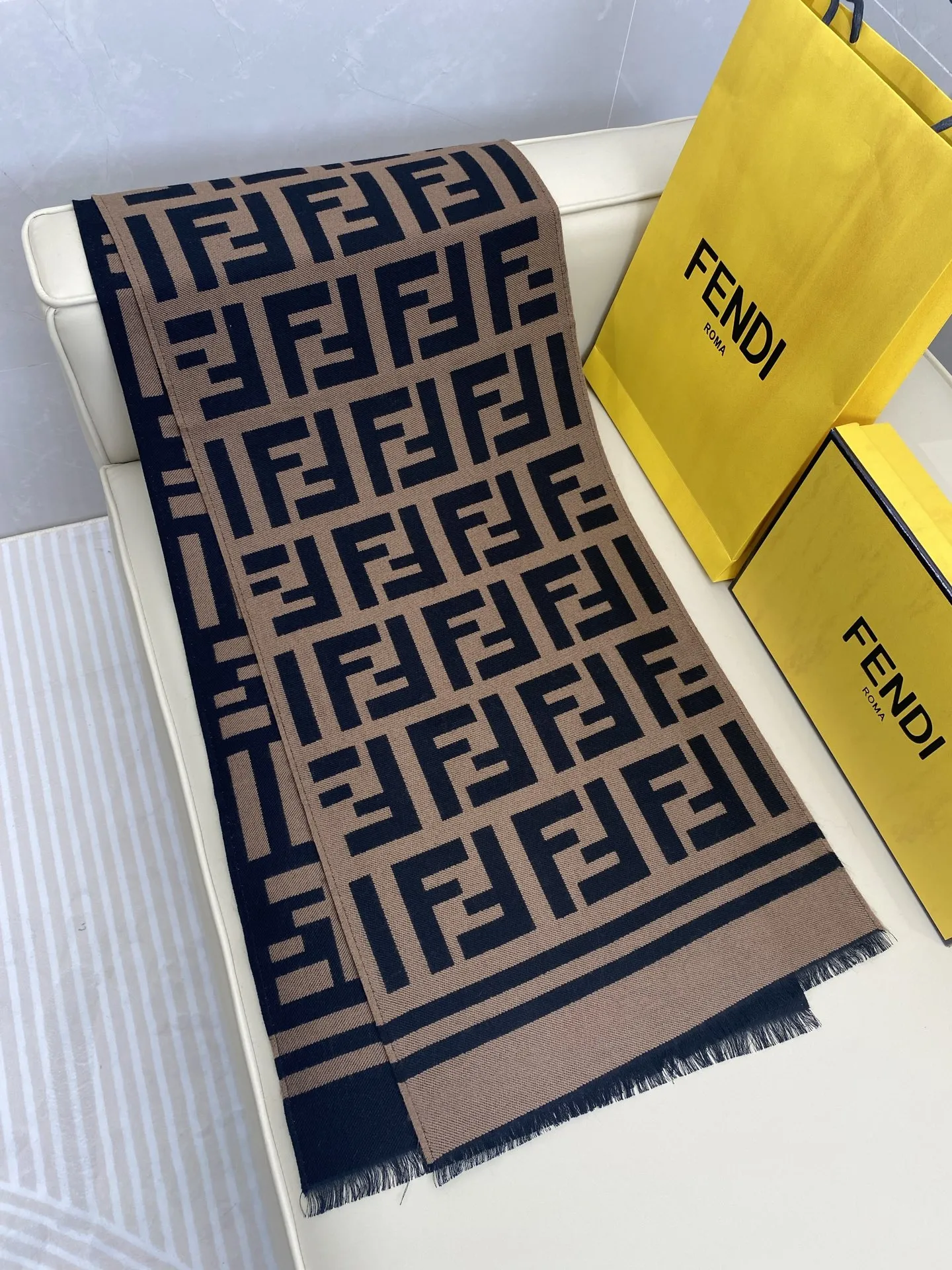 FENDI クラシックFFスカーフ カフェ色 ロゴ柄 - 画像 (7)