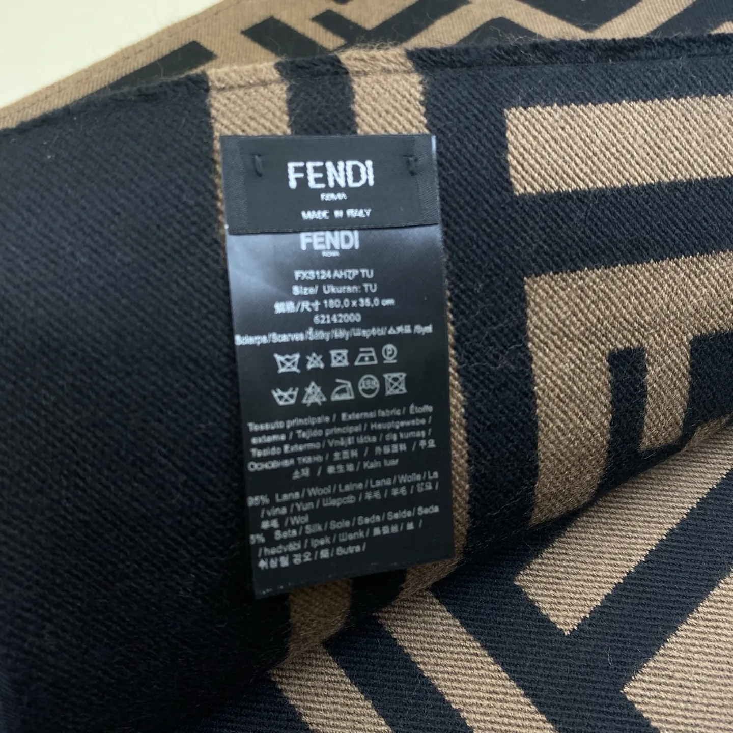 FENDI クラシックFFスカーフ カフェ色 ロゴ柄 - 画像 (9)