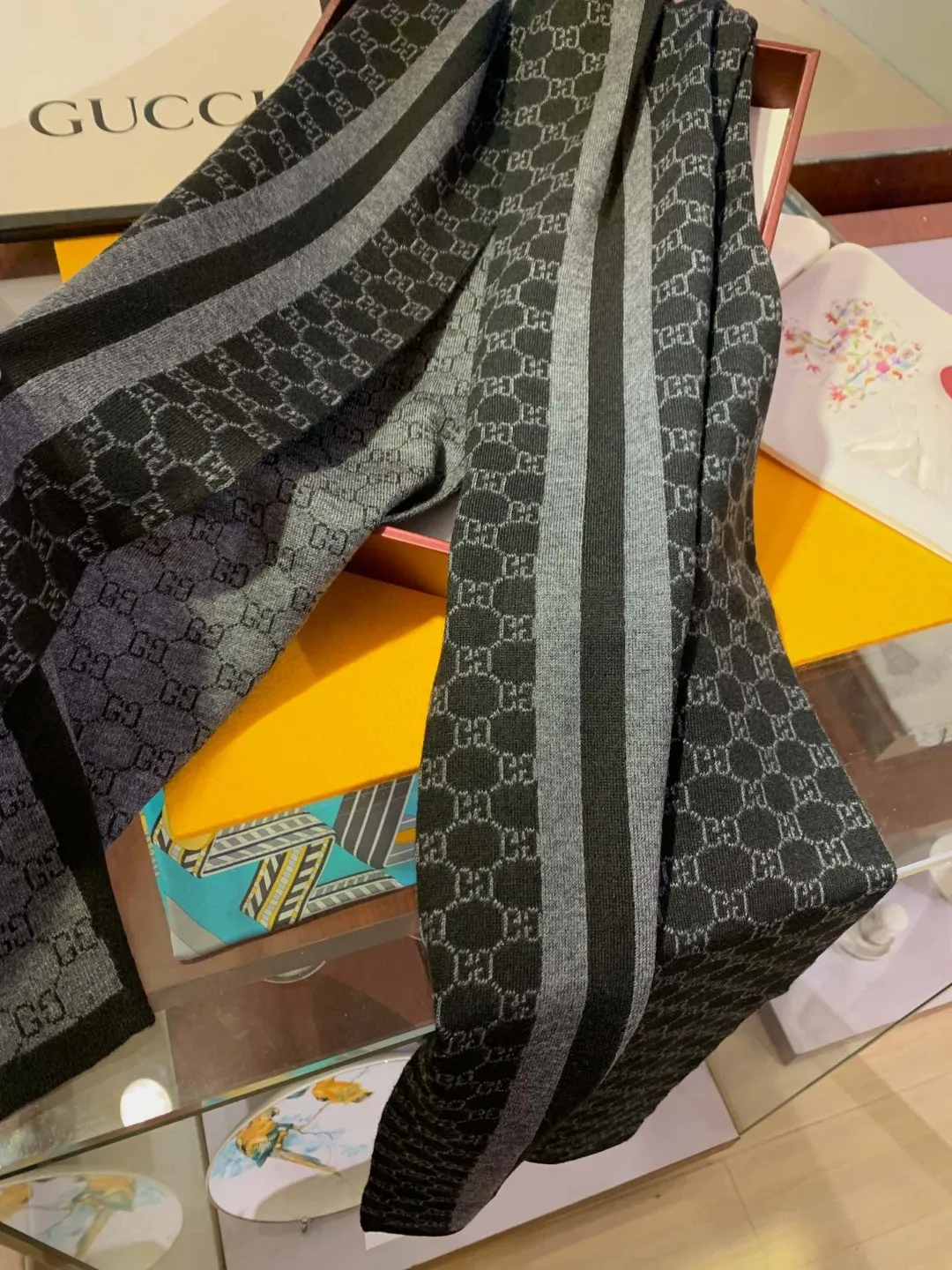 Gucci 男性用スカーフ グレー クラシカルデザイン - 画像 (3)