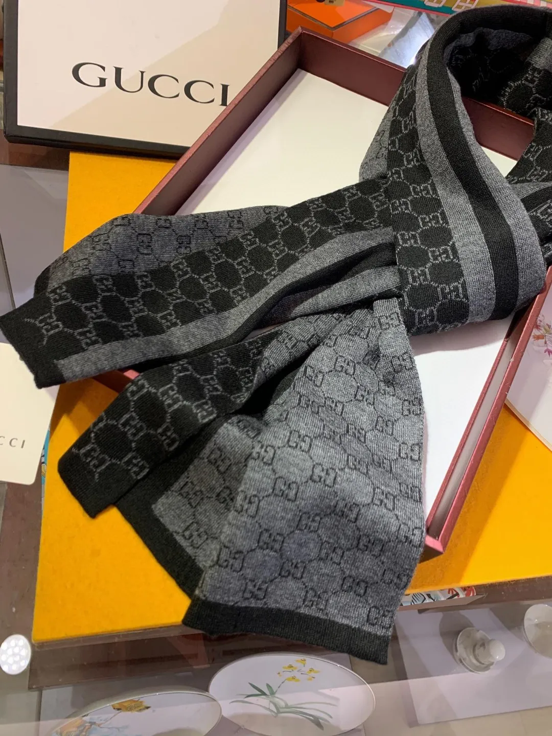 Gucci 男性用スカーフ グレー クラシカルデザイン - 画像 (4)