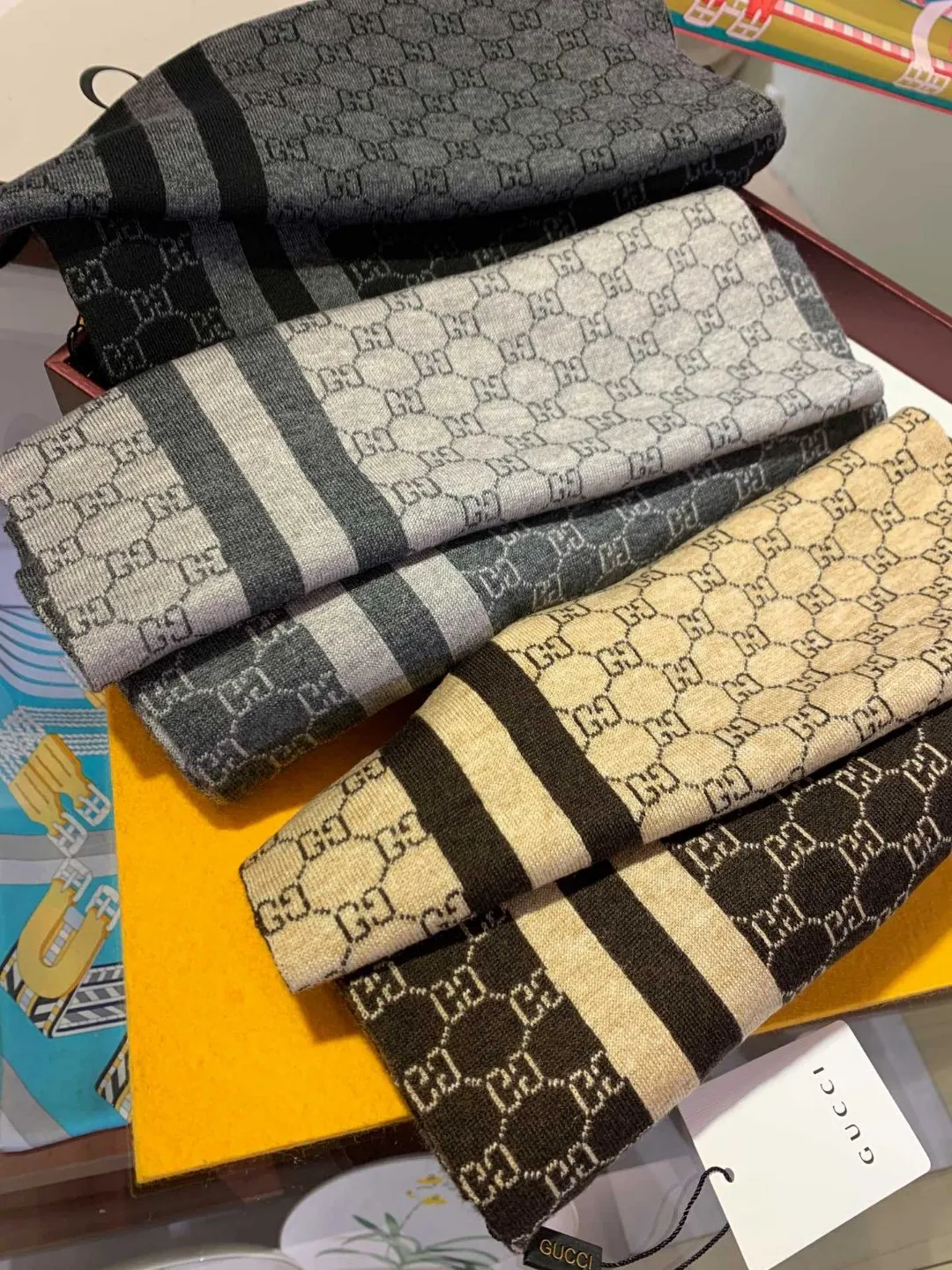 Gucci 男性用スカーフ グレー クラシカルデザイン - 画像 (5)