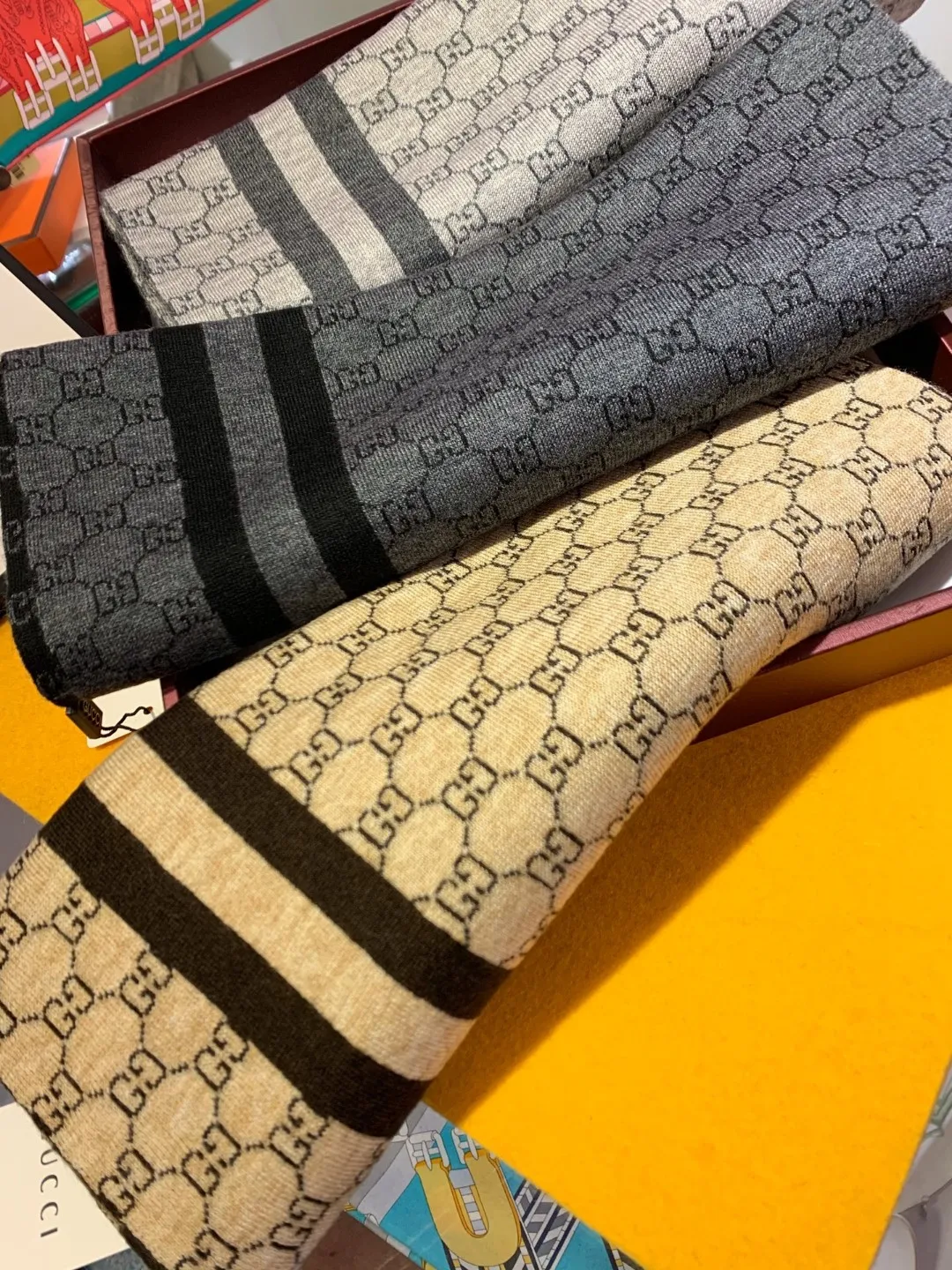 Gucci 男性用スカーフ グレー クラシカルデザイン - 画像 (8)