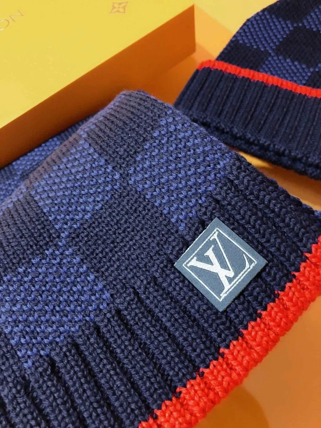 LOUIS VUITTON ダークブルーチェックマフラー帽子セット - 画像 (4)