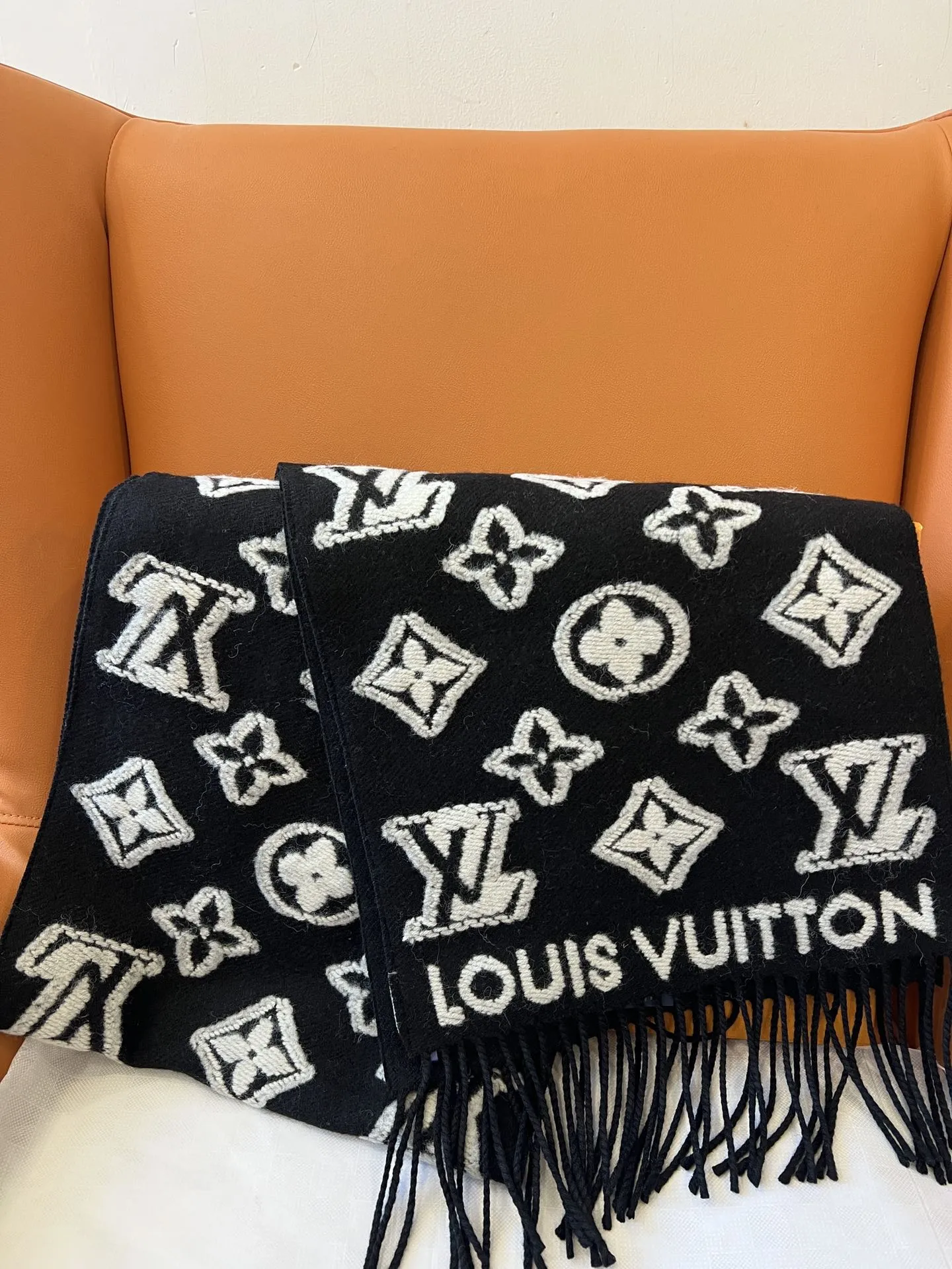 LOUIS VUITTON 黒 3D モノグラムマフラー - 画像 (3)