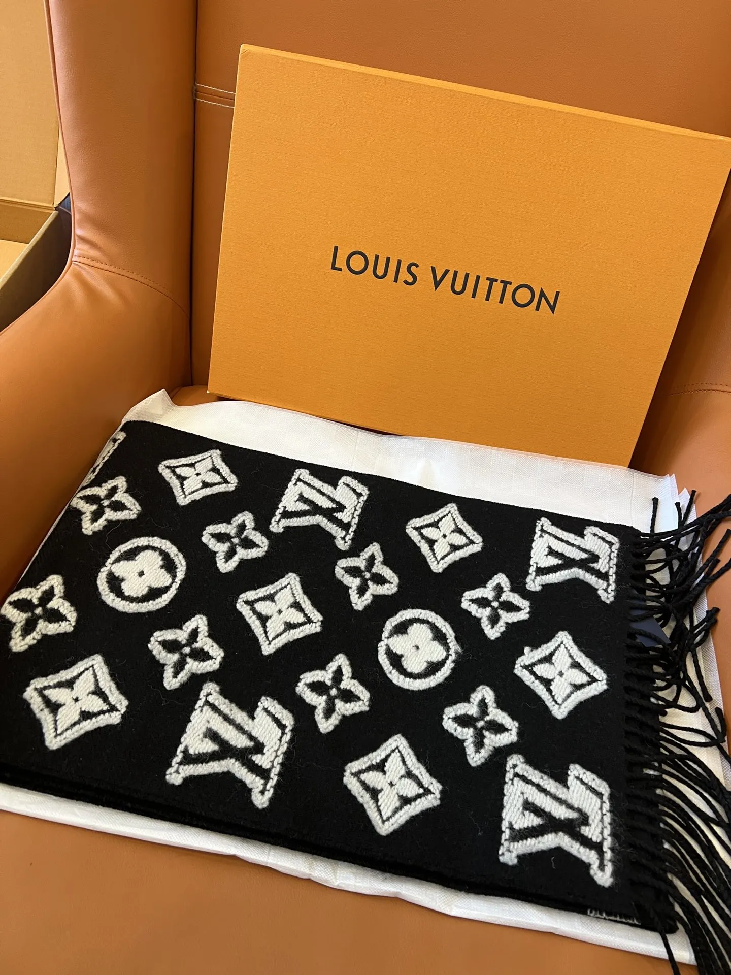 LOUIS VUITTON 黒 3D モノグラムマフラー - 画像 (4)