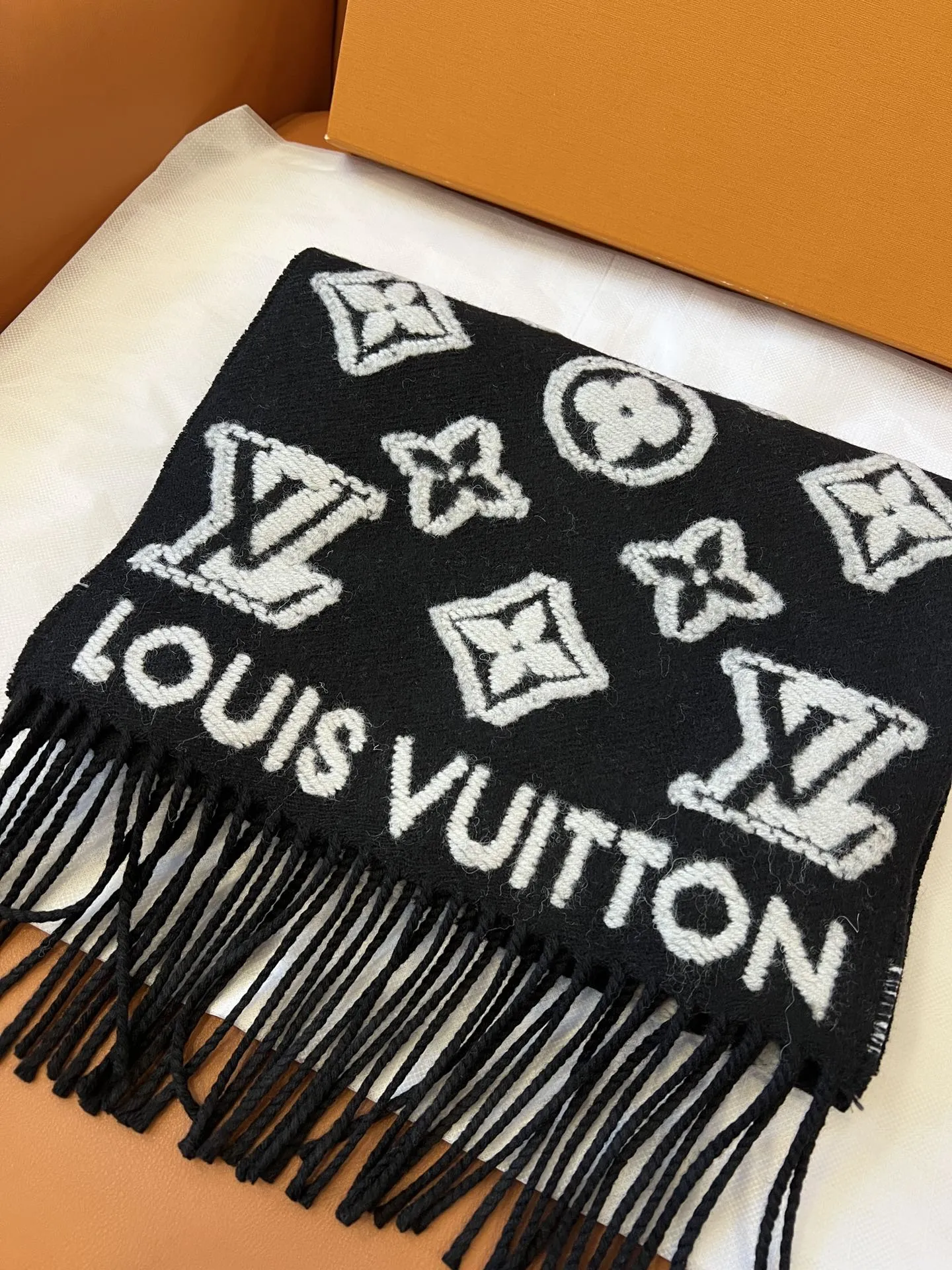 LOUIS VUITTON 黒 3D モノグラムマフラー - 画像 (8)