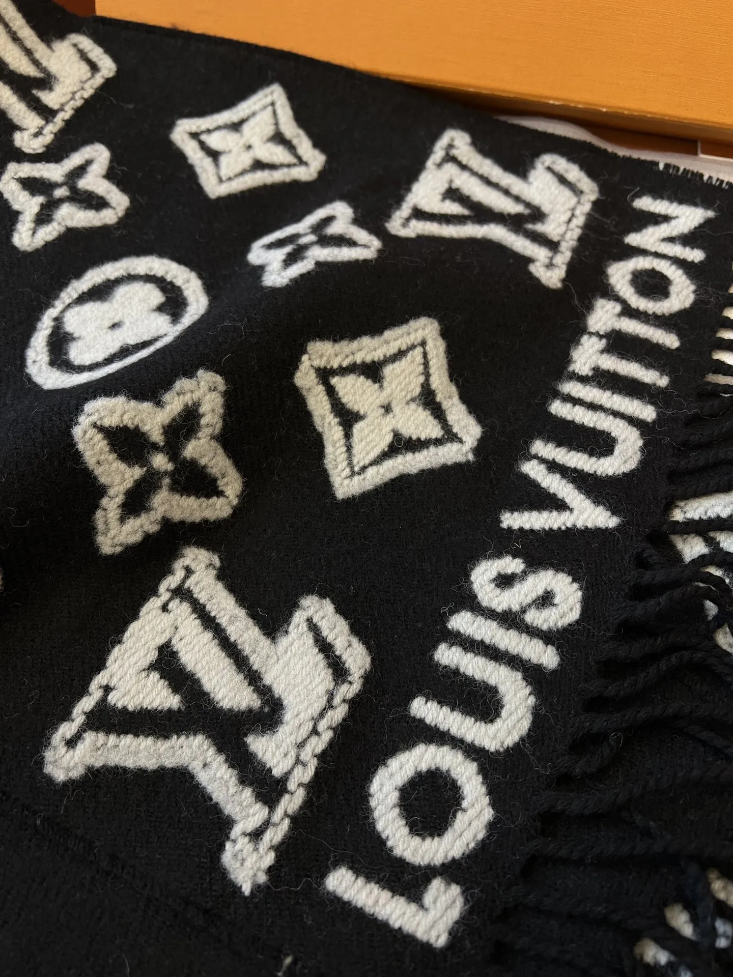 LOUIS VUITTON 黒 3D モノグラムマフラー - 画像 (9)