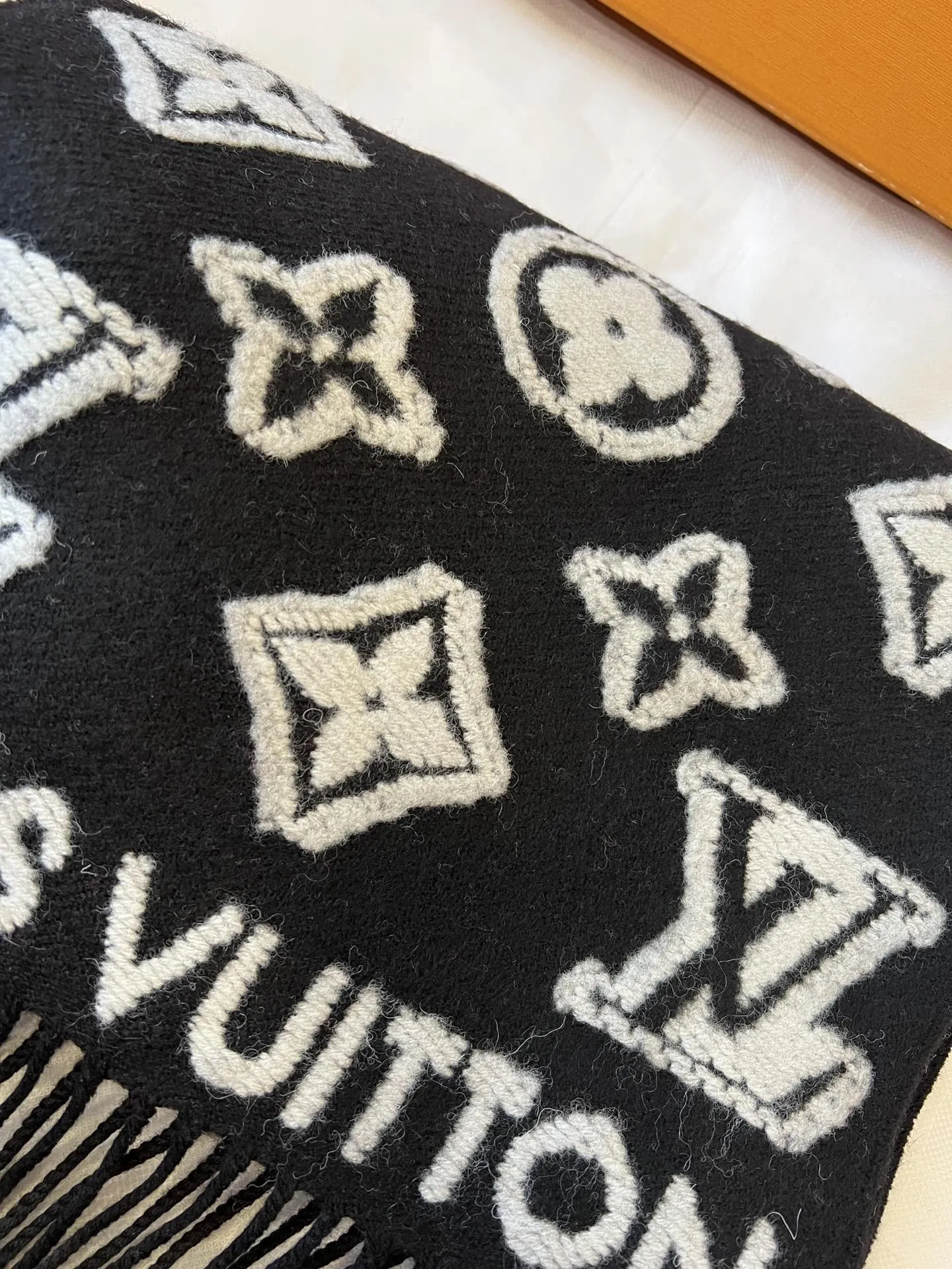 LOUIS VUITTON 黒 3D モノグラムマフラー - 画像 (10)