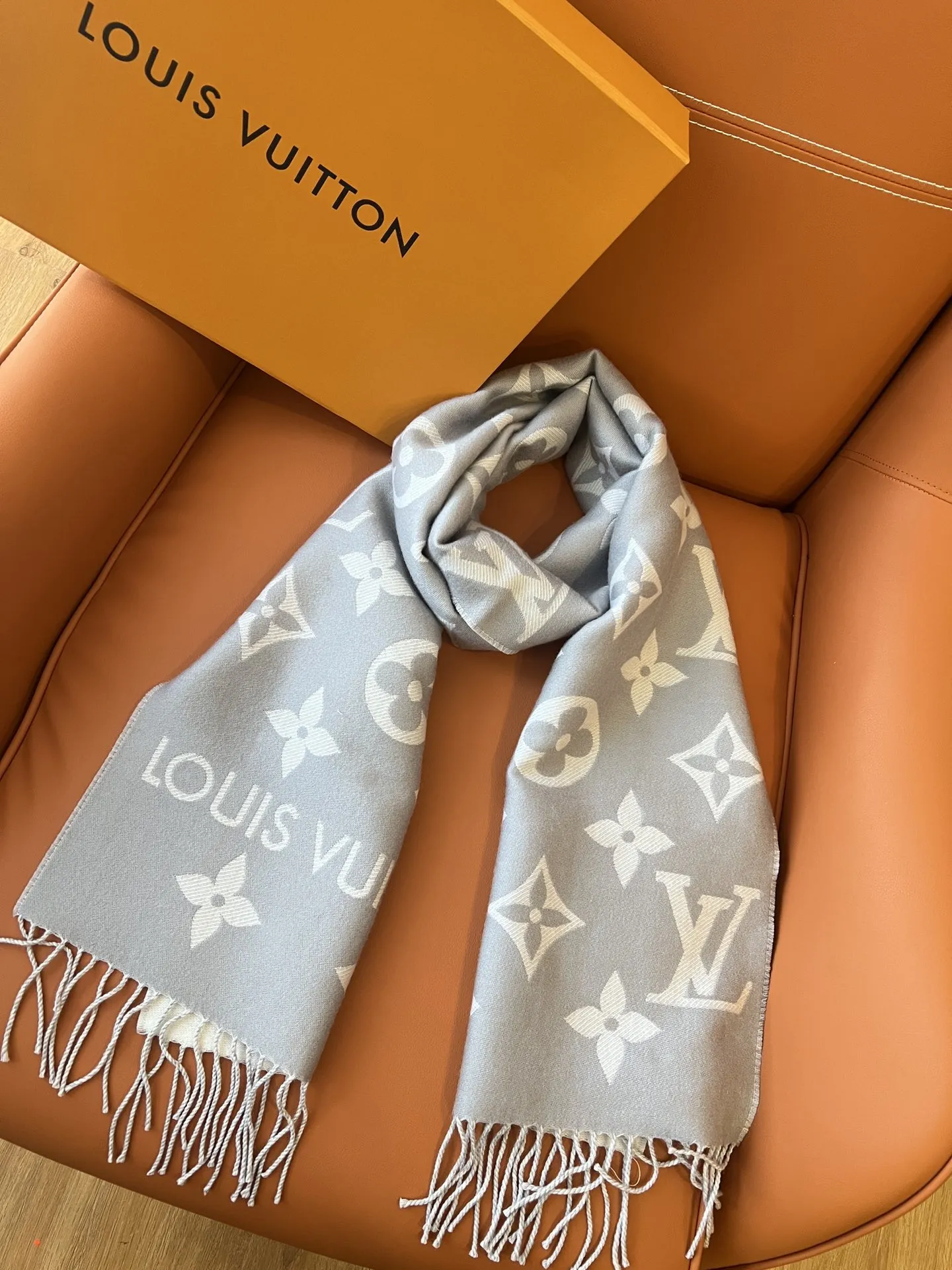 LOUIS VUITTON グレー モノグラム ストール - 画像 (3)