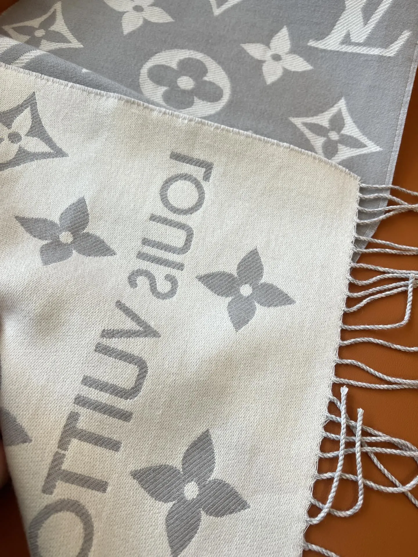 LOUIS VUITTON グレー モノグラム ストール - 画像 (4)