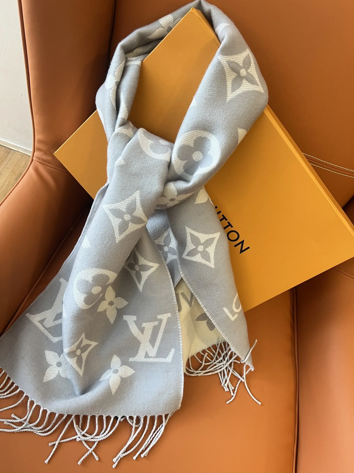 LOUIS VUITTON グレー モノグラム ストール - 画像 (6)