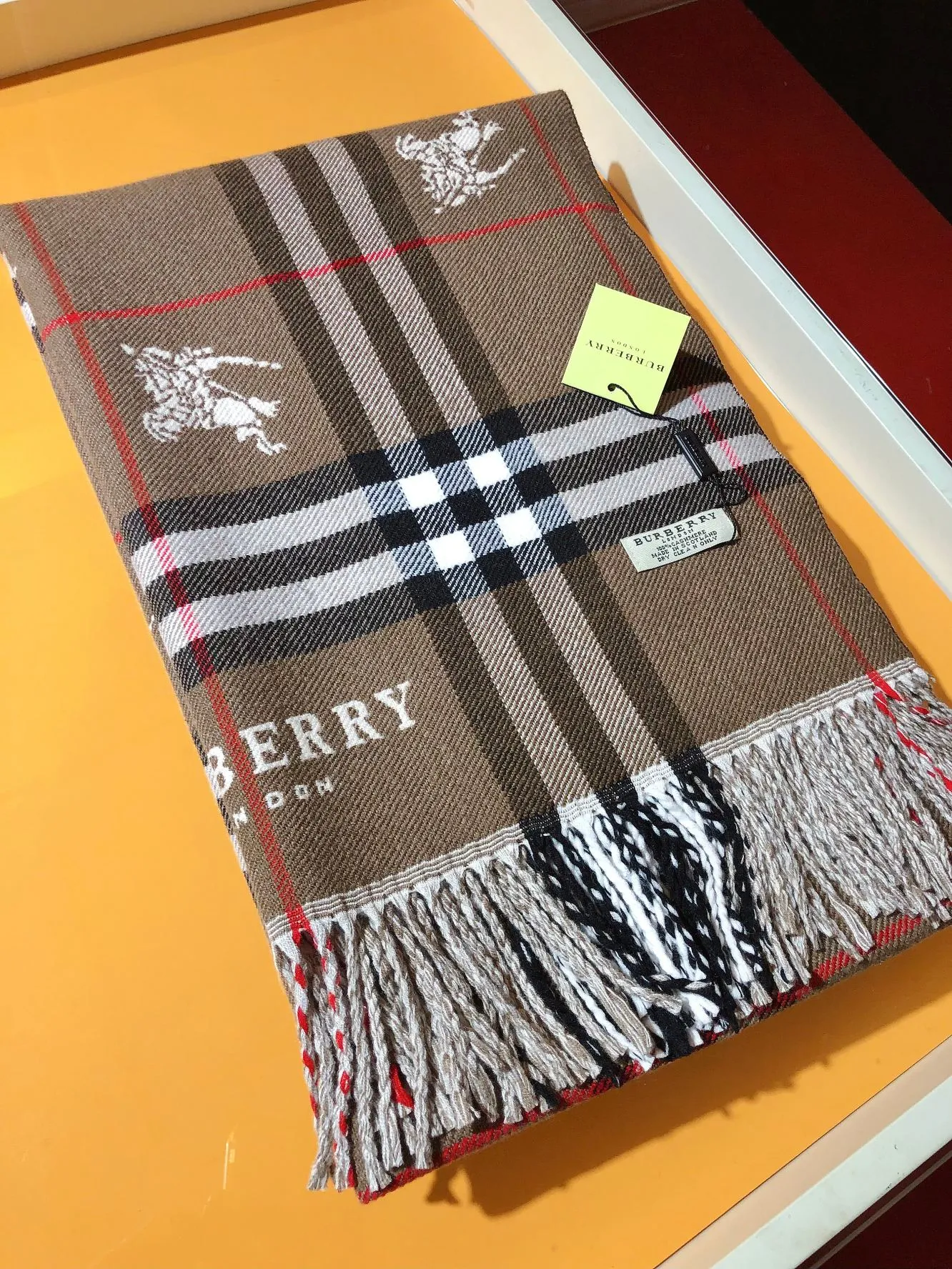 Burberry ブラウン格子柄スカーフ - 画像 (3)
