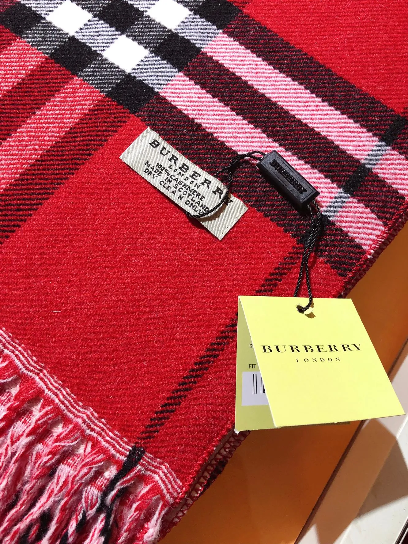 BURBERRY レッドチェック柄スカーフ - 画像 (3)