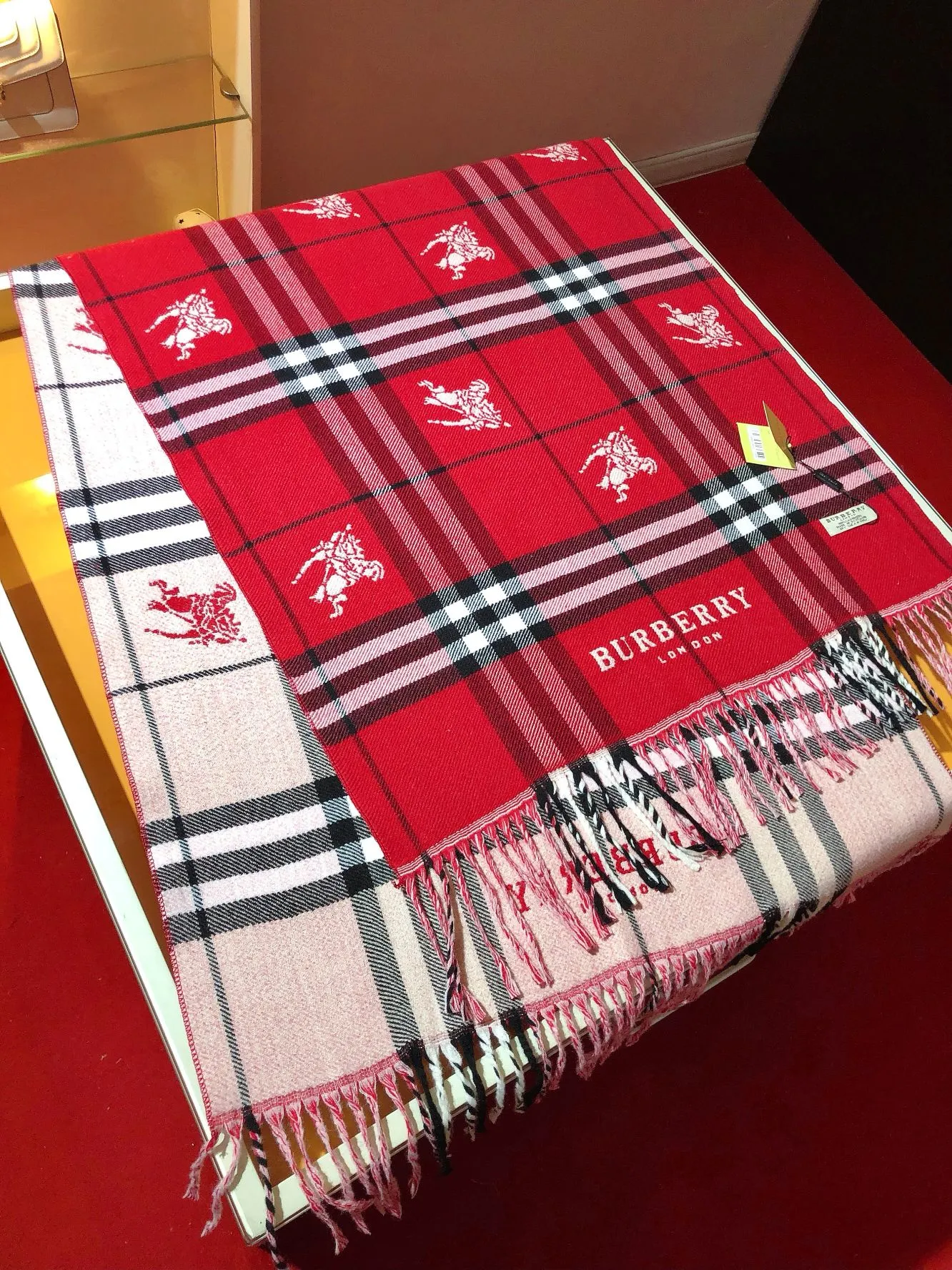 BURBERRY レッドチェック柄スカーフ - 画像 (4)