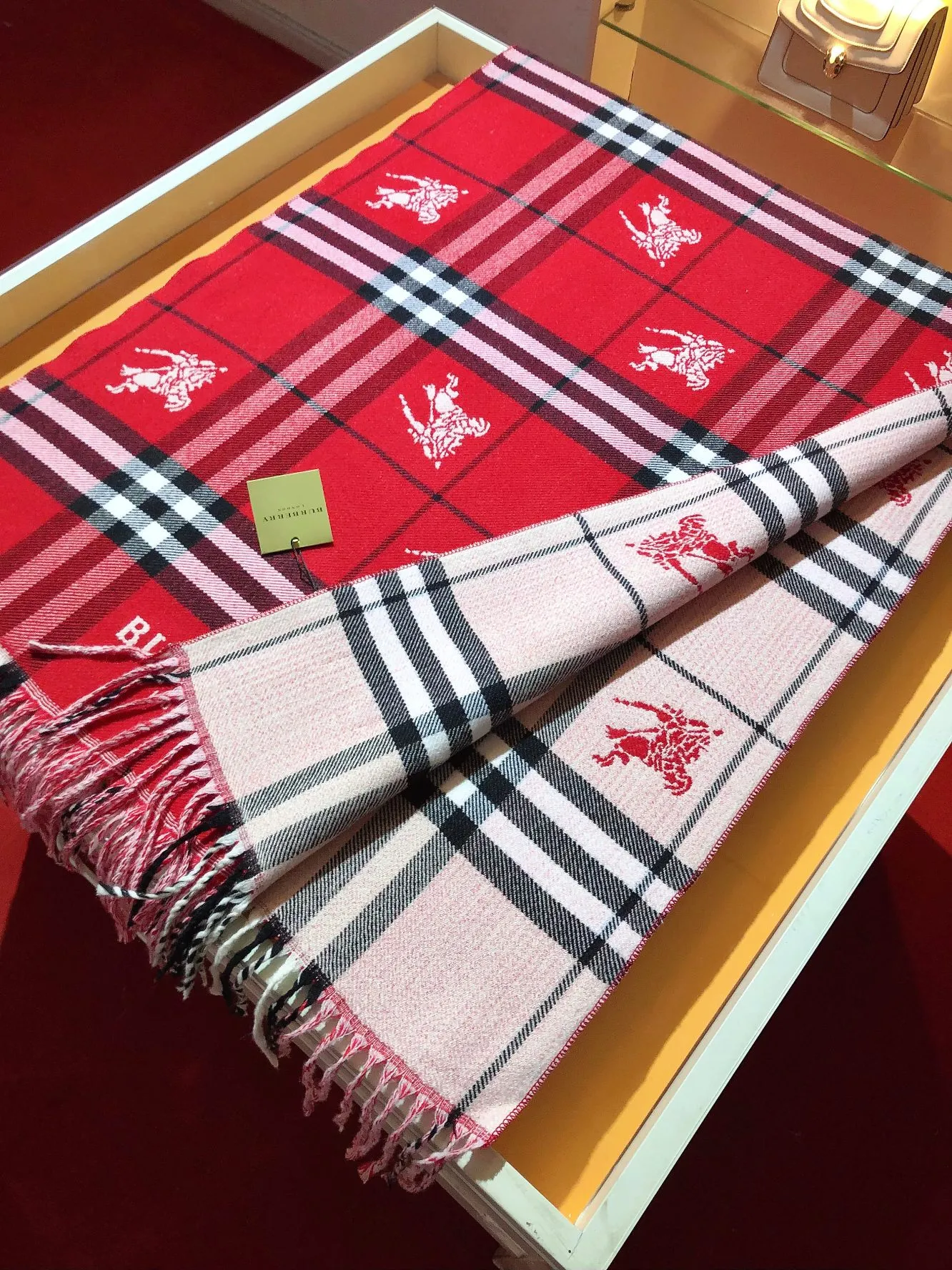 BURBERRY レッドチェック柄スカーフ - 画像 (5)